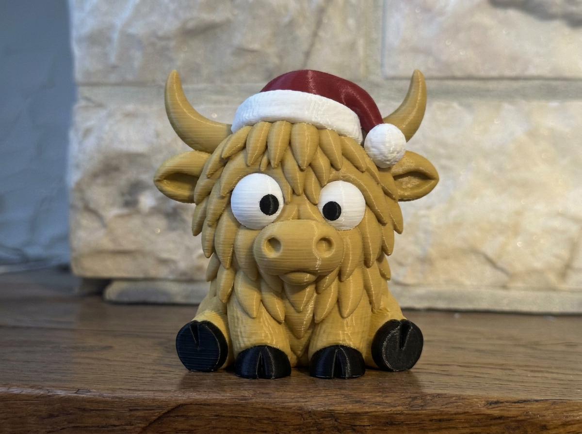 Weihnachtsfigur Hochlandrind als Weihnachtsmann