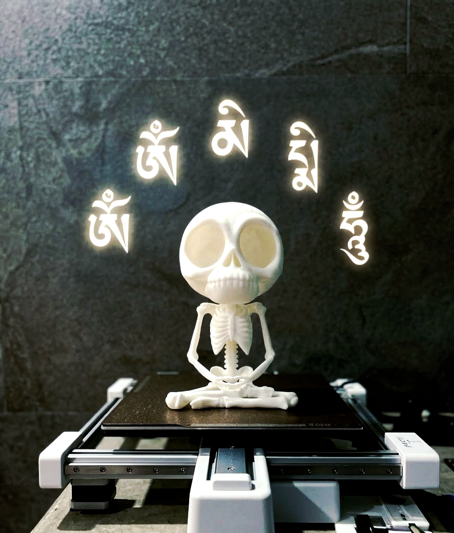 Skelett Figur entspannt Buddha