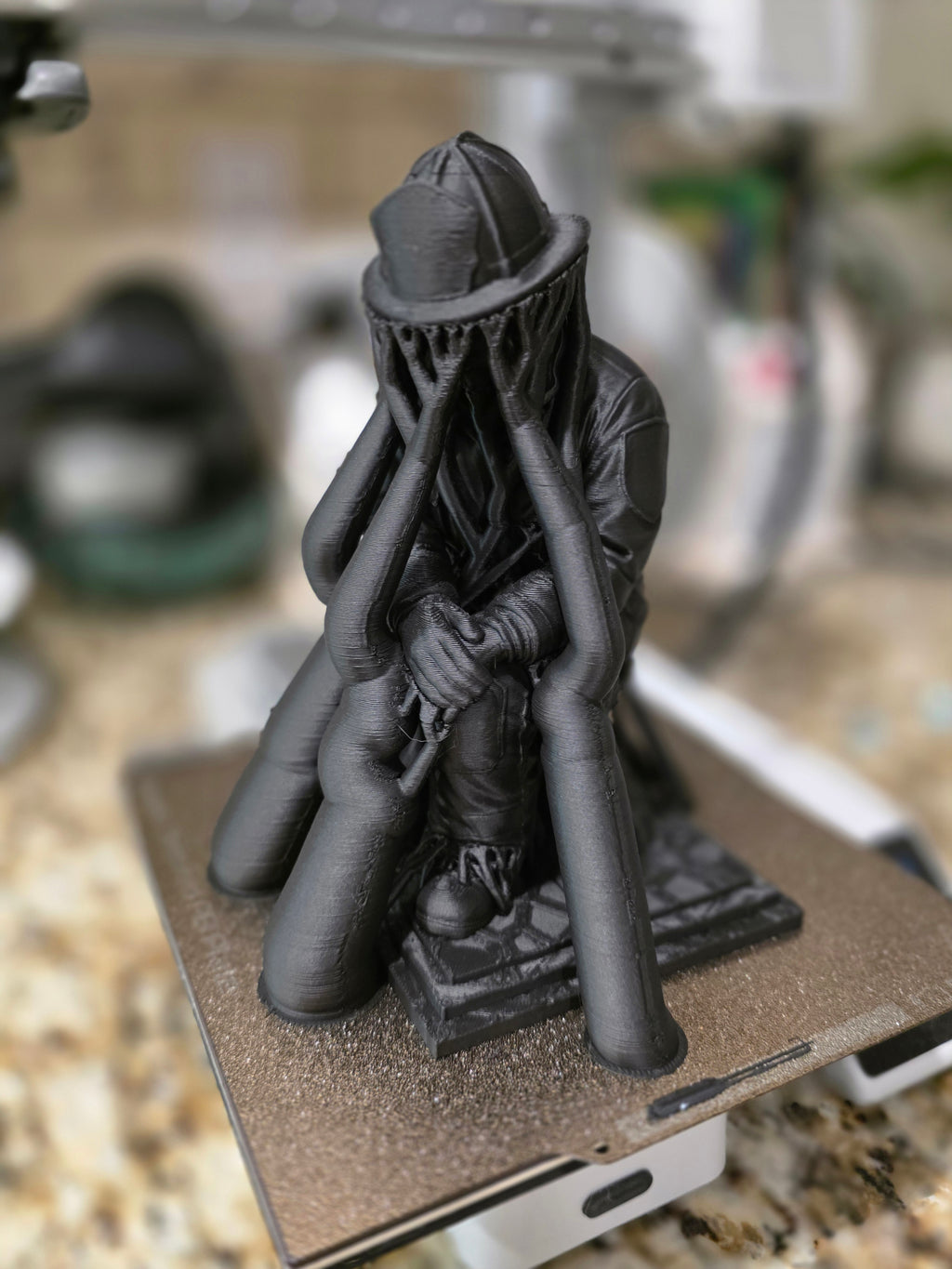 Feuerwehrmann Gedenkfigur kniend