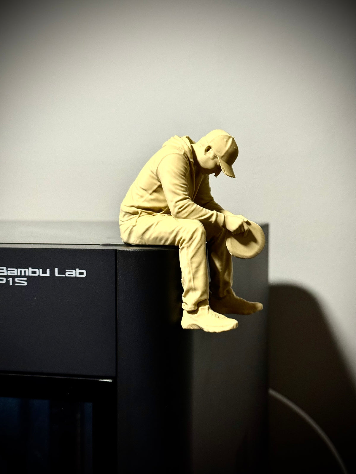 Figur Discgolfer traurig Kantenhocker