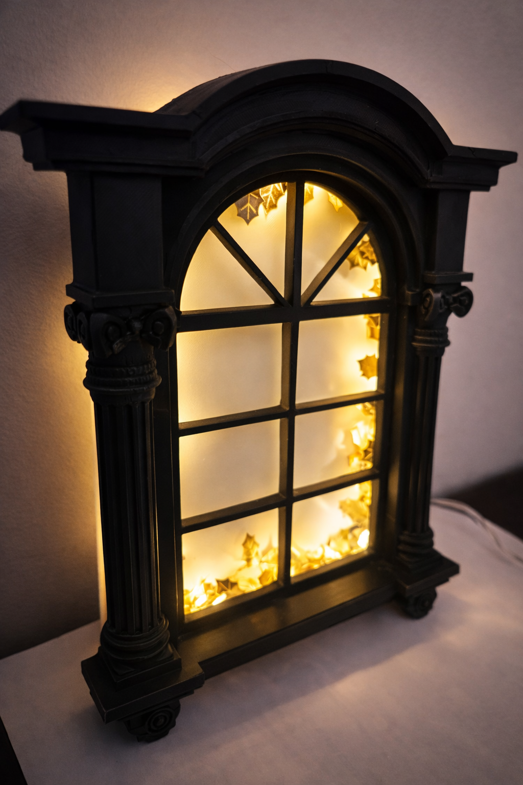 Gotische viktorianische Fenster-Leuchtbox Figur Deko Statue Vintage