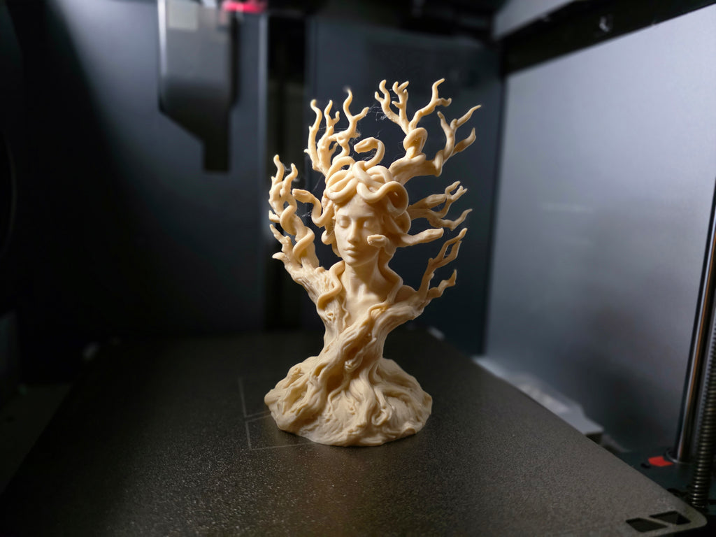 Medusa Baum Skulptur