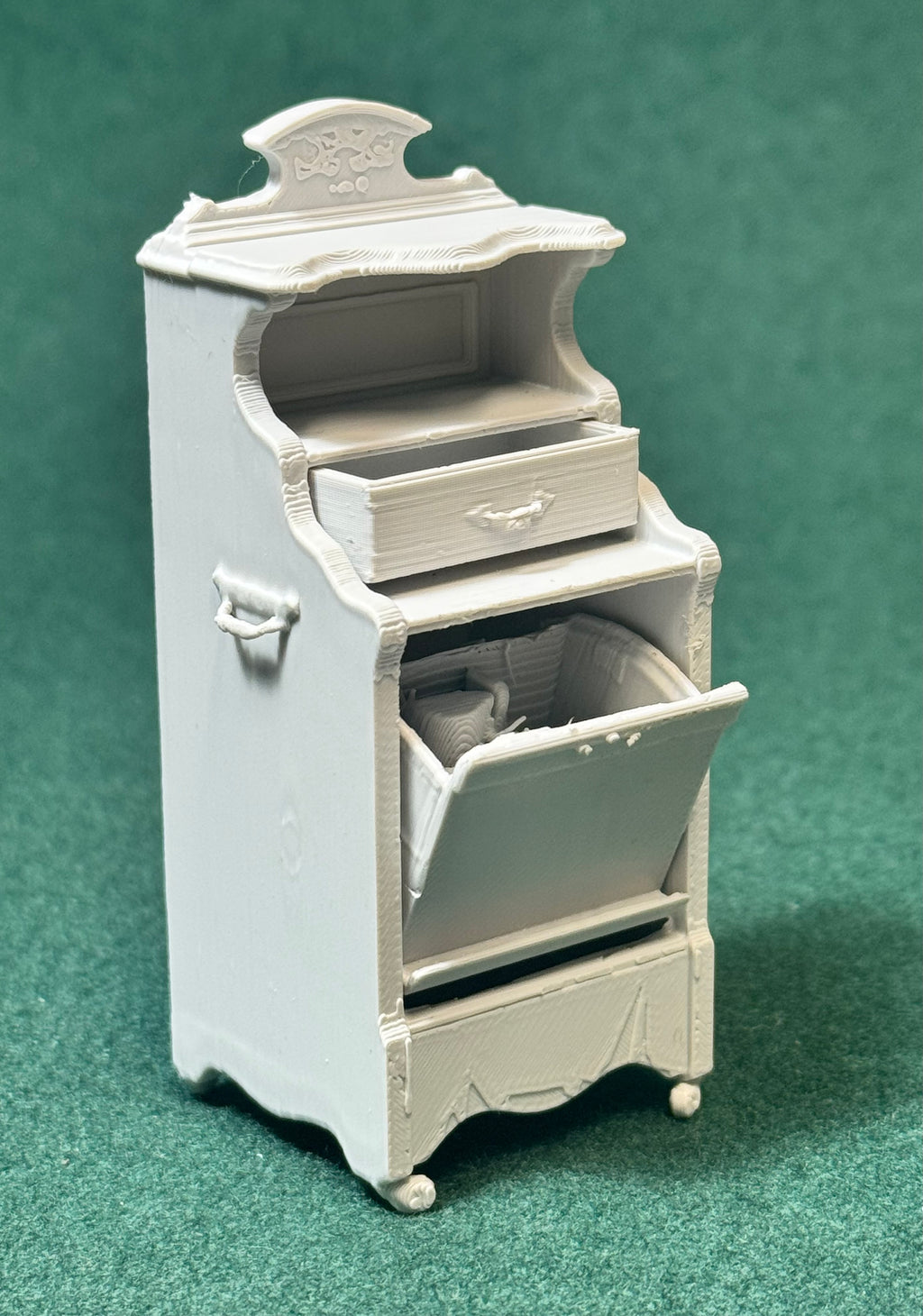 Viktorianischer Kohleschrank 1:12 Puppenhaus Miniatur Valentinstag Liebe