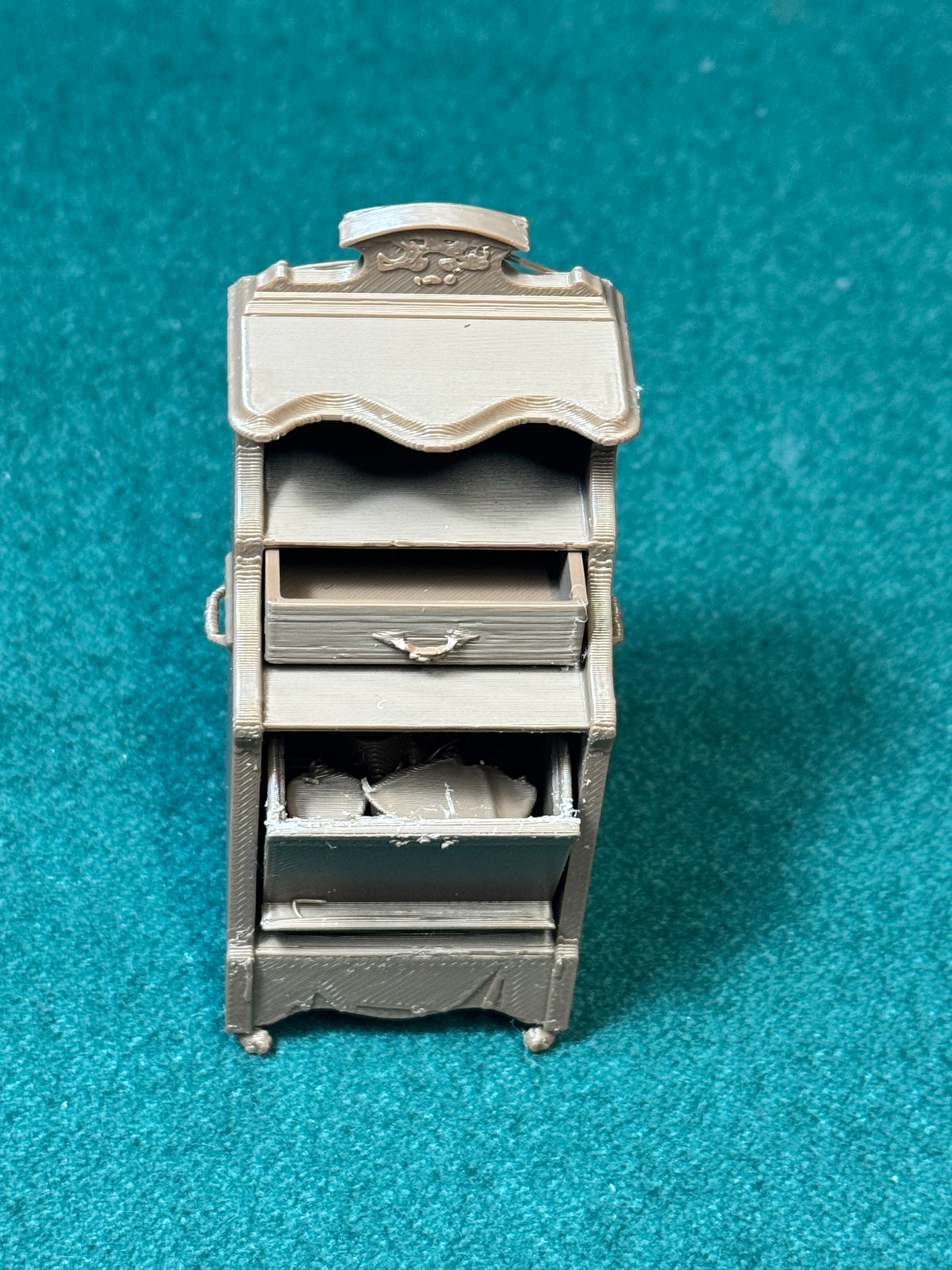Viktorianischer Kohleschrank 1:12 Puppenhaus Miniatur Valentinstag Liebe