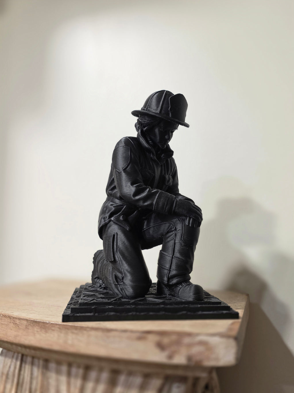 Feuerwehrmann Gedenkfigur kniend