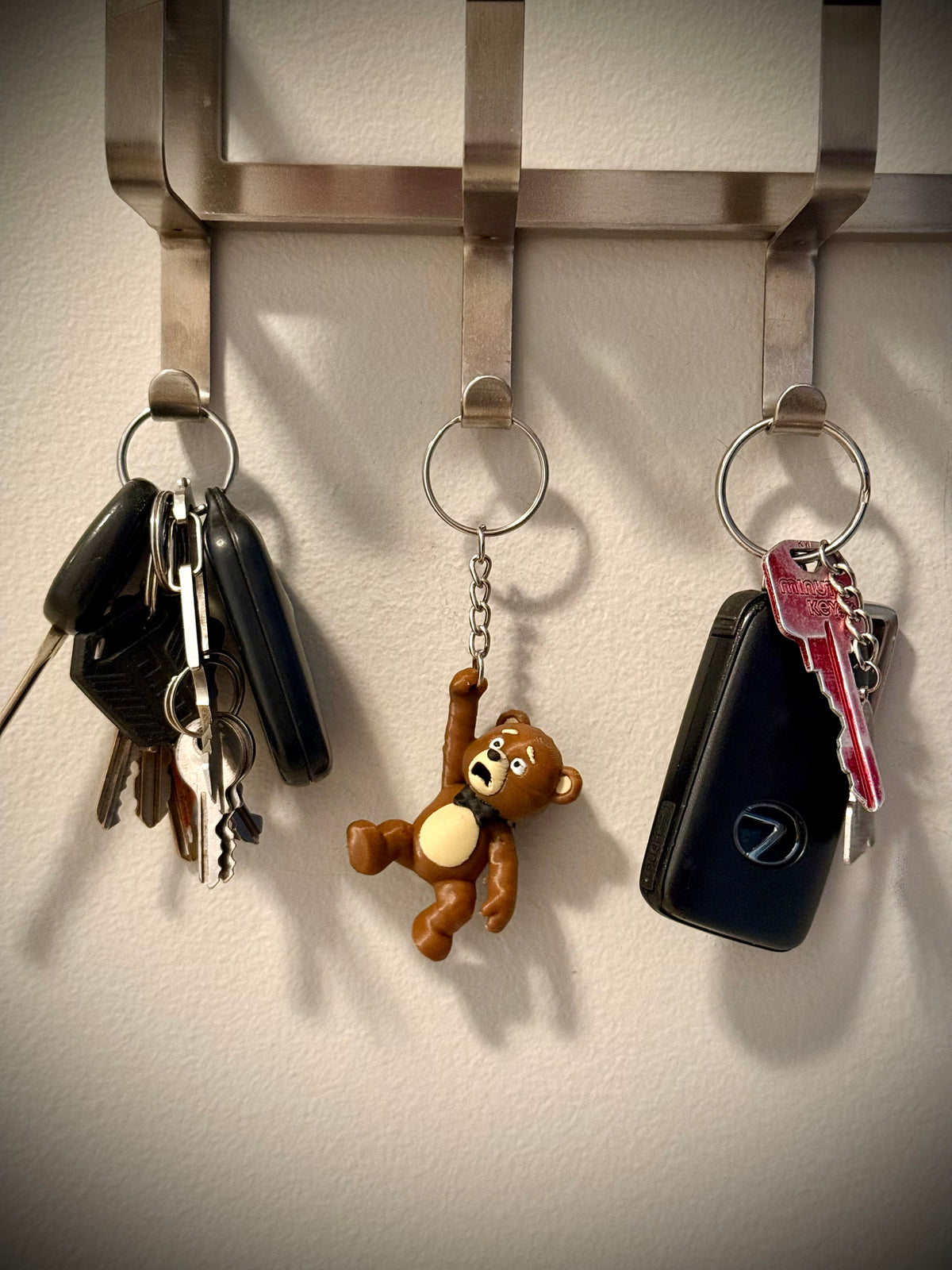 Schlüsselanhänger Teddybär hängend bunt