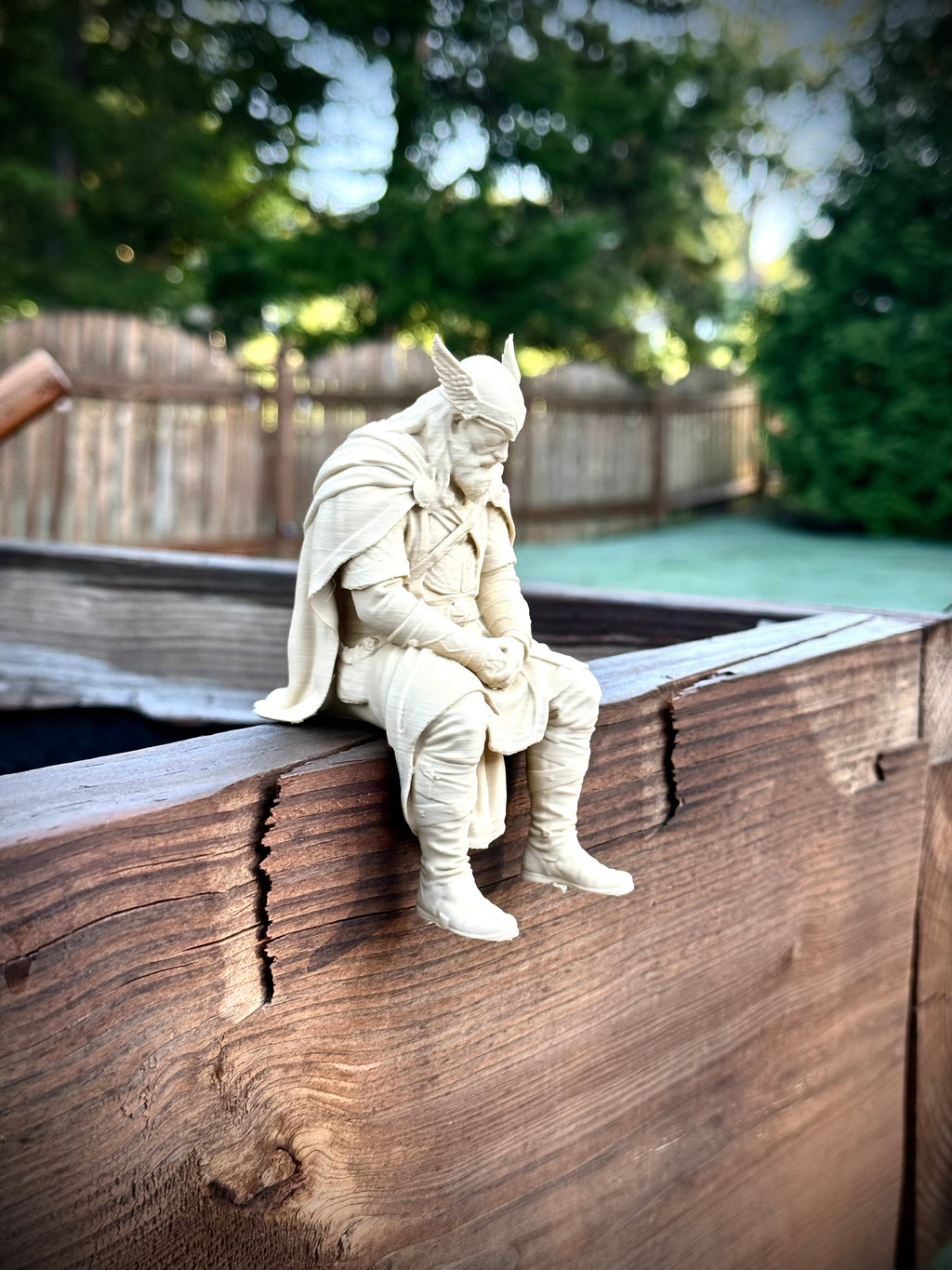 Figur Odin traurig Kantenhocker