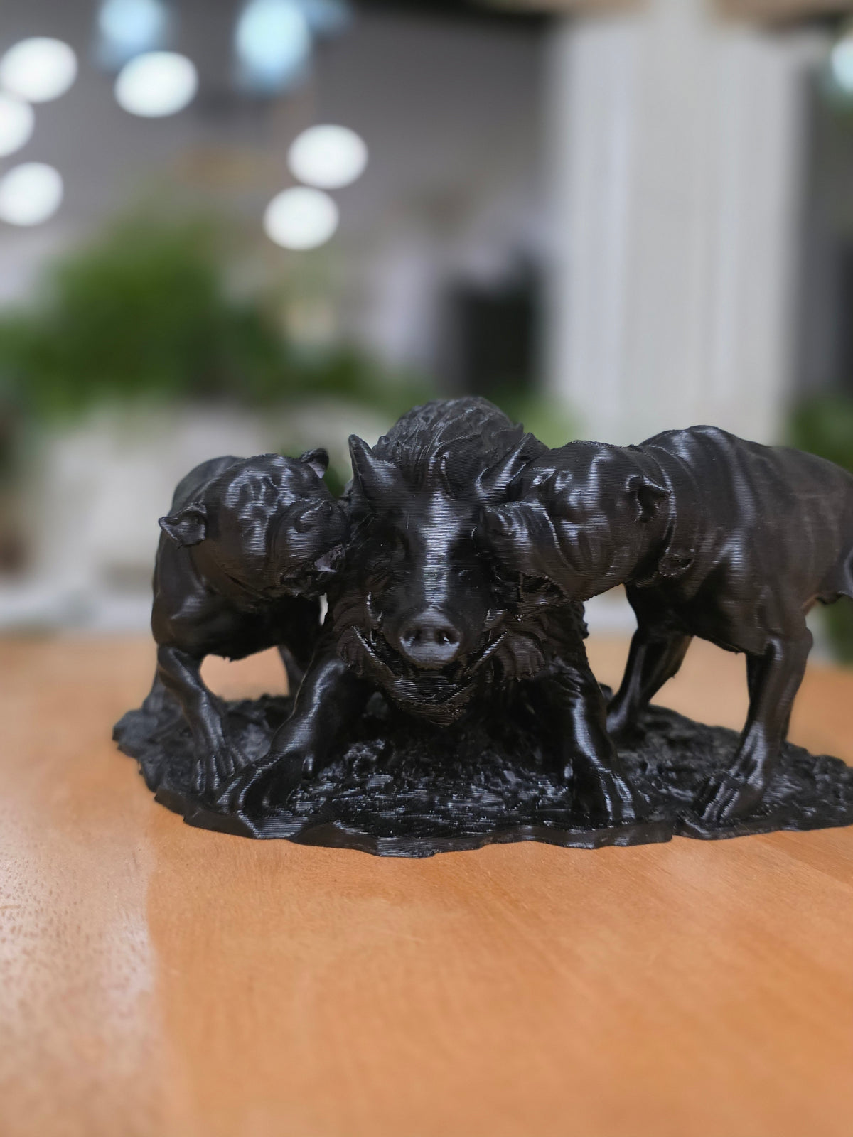 Wildschwein mit Hunden Skulptur