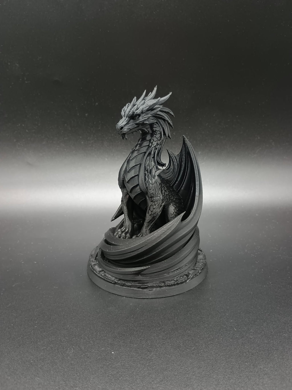 Eleganter Fantasy-Drache Hochdetaillierte Kunststatue