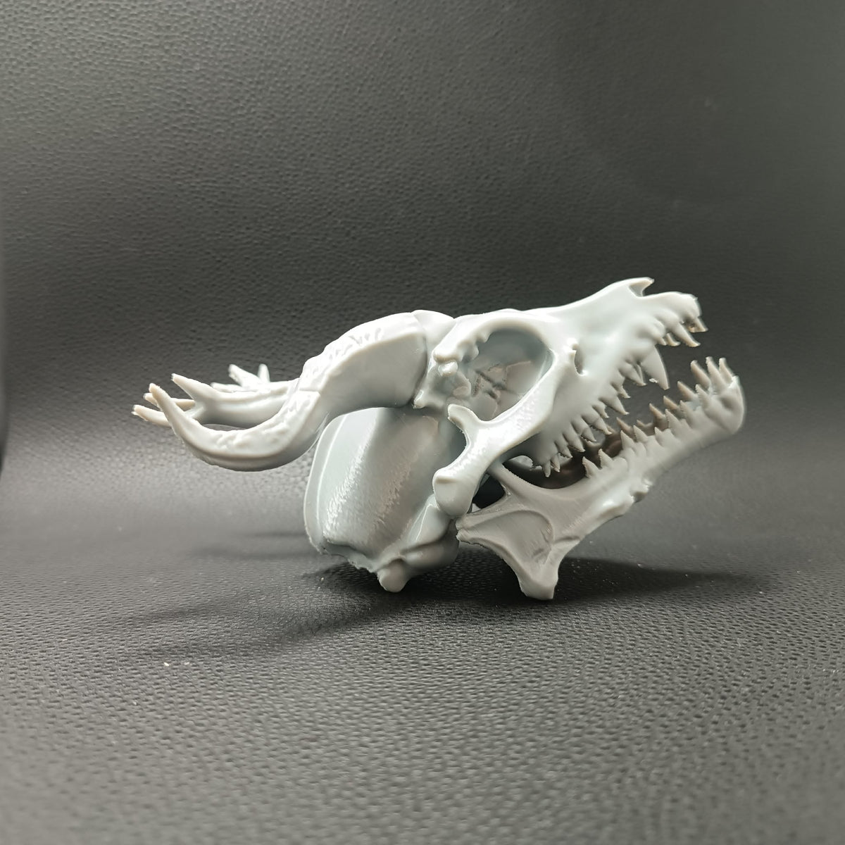 Realistischer Drachenschädel Figur Deko