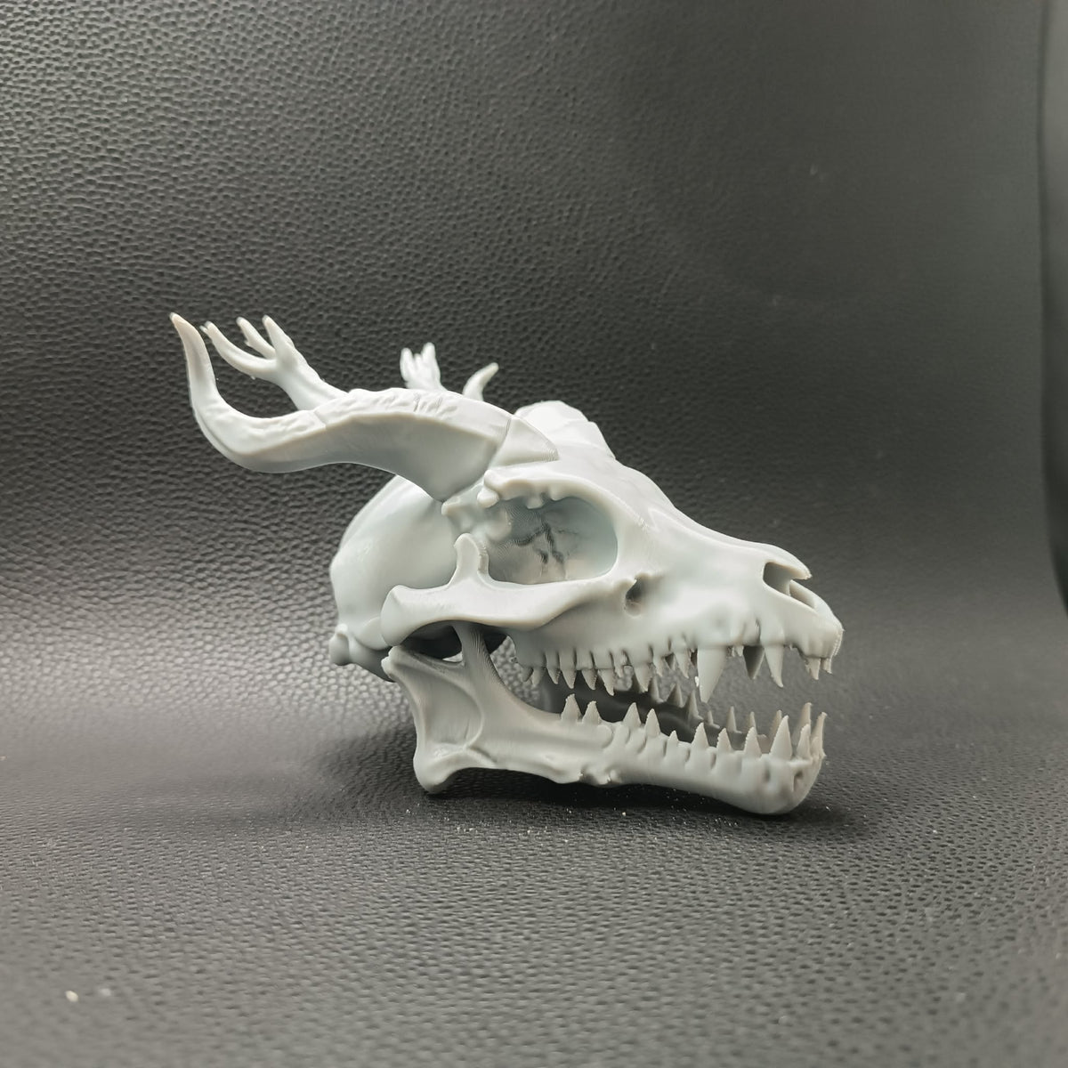 Realistischer Drachenschädel Figur Deko