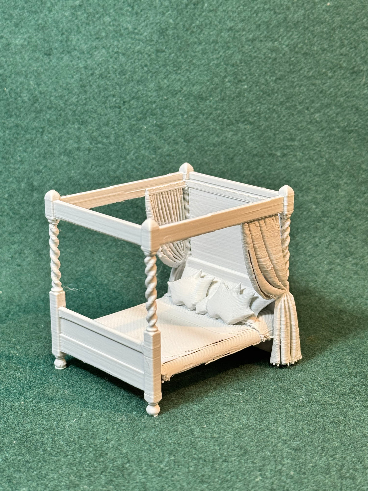Puppenhaus Mini Bett aus der viktorianischen Ära (Himmelbett) 3 Miniatur
