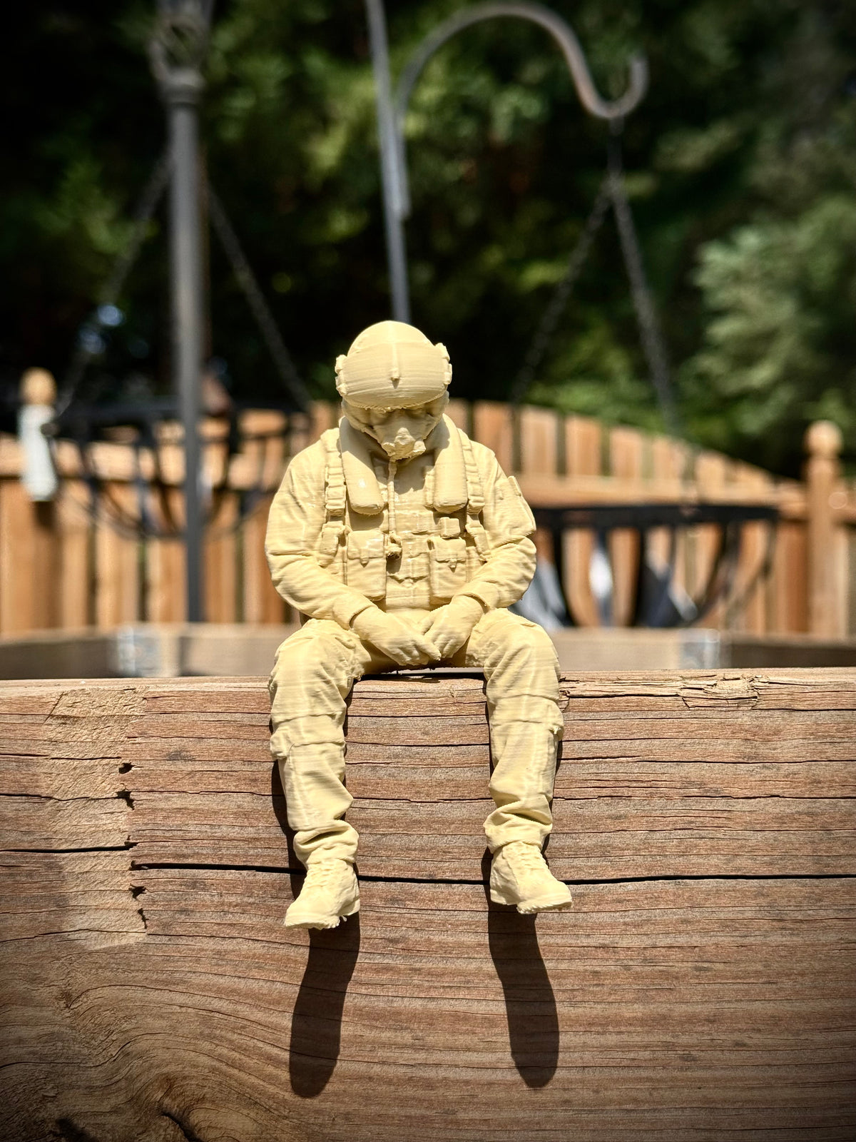 Figur Kampfjetpilot traurig Kantenhocker