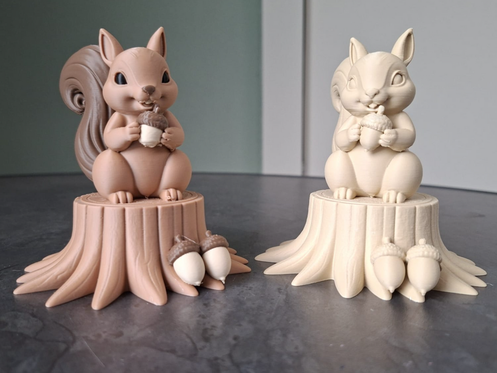 Niedliches Eichhörnchen das eine Eichel auf einem Baumstamm hält Figur Deko