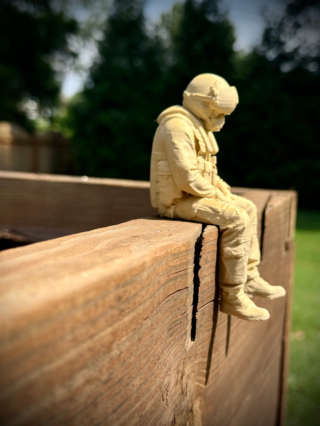 Figur Kampfjetpilot traurig Kantenhocker