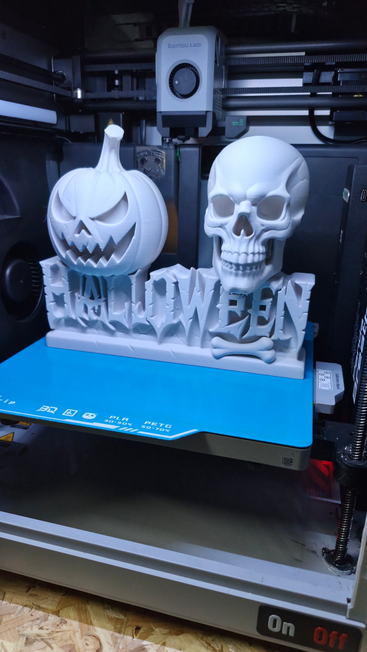 Halloween Kürbis & Totenkopfschild Deko Figur Statue Grusel Gothic Horror
