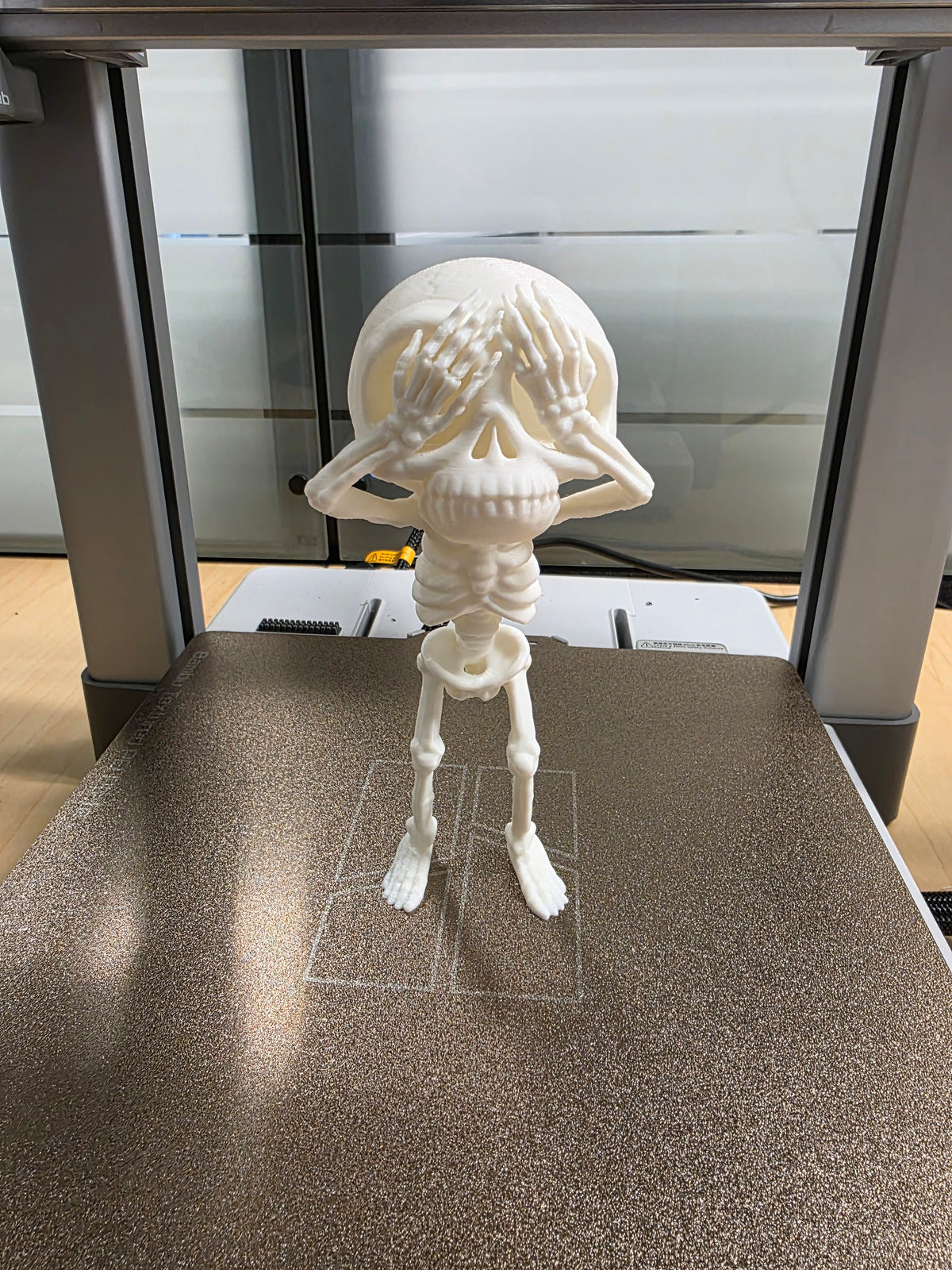Skelett Figur entspannt nichts sehen