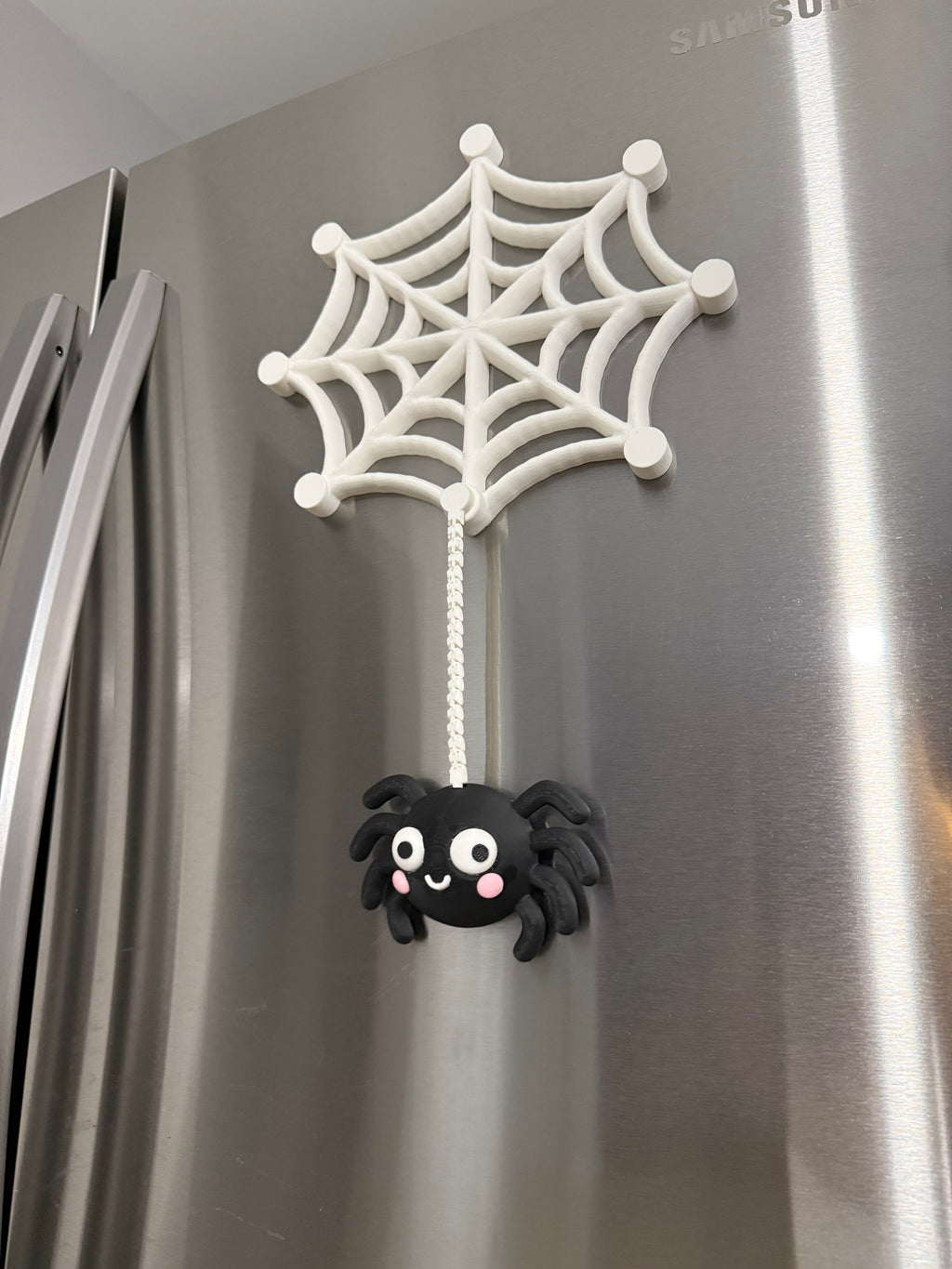 Spinnennetz magnetisch mit schwingender Spinne