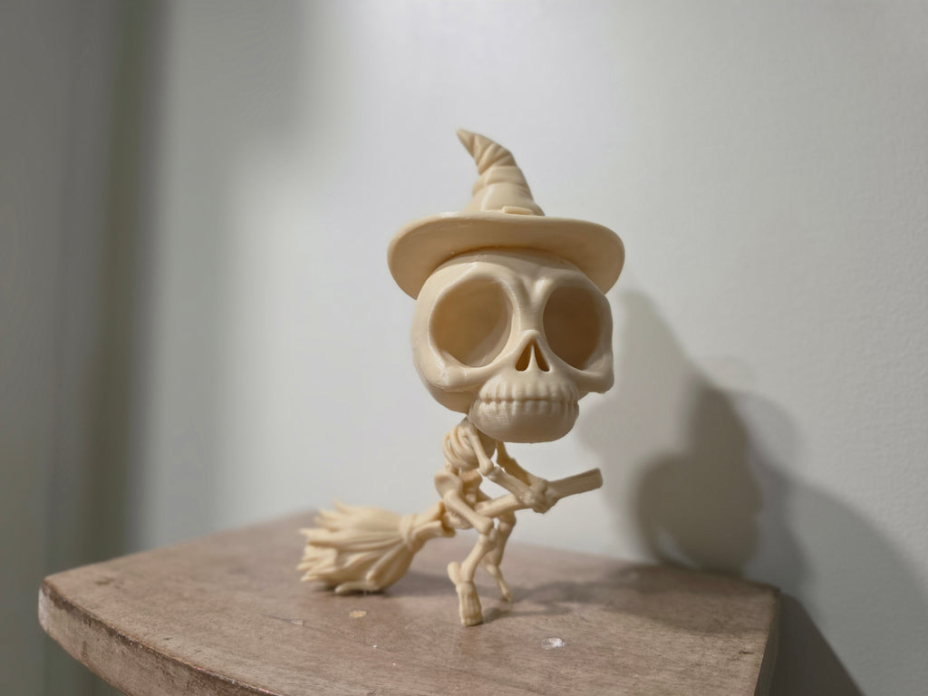 Skelett Figur entspannt Hexe auf Besen