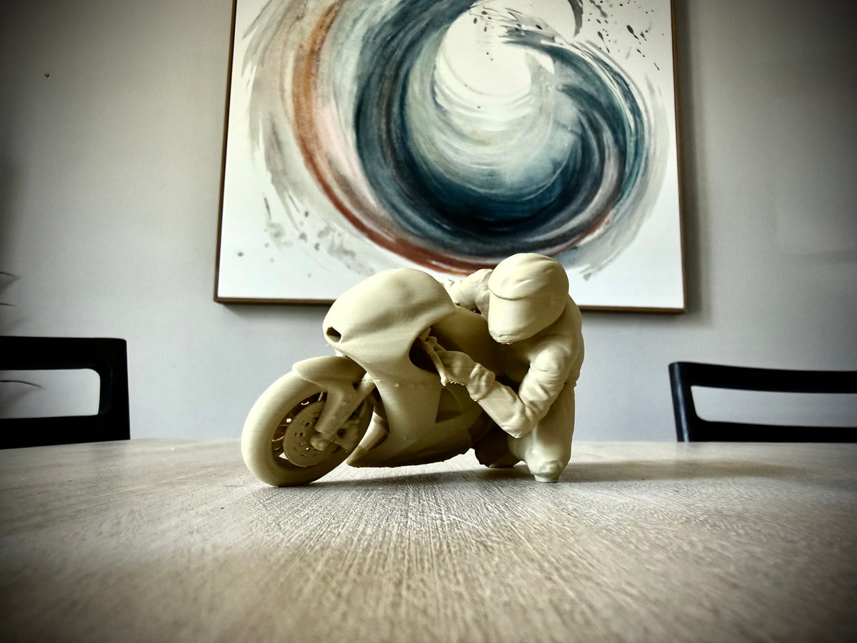 Figur Motorradrennfahrer in Schräglage Schreibtischdeko