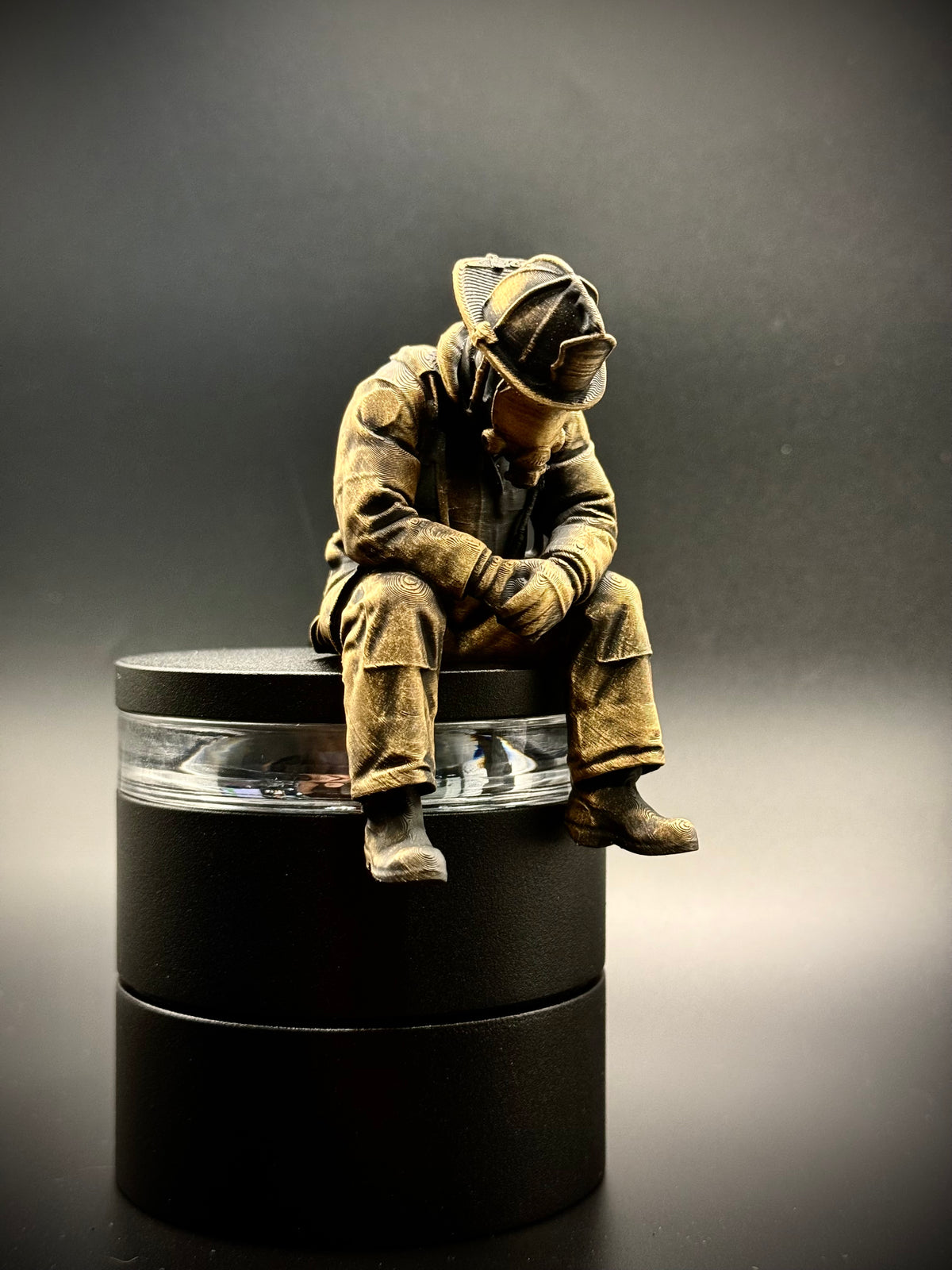 Figur Feuerwehrmann traurig Kantenhocker