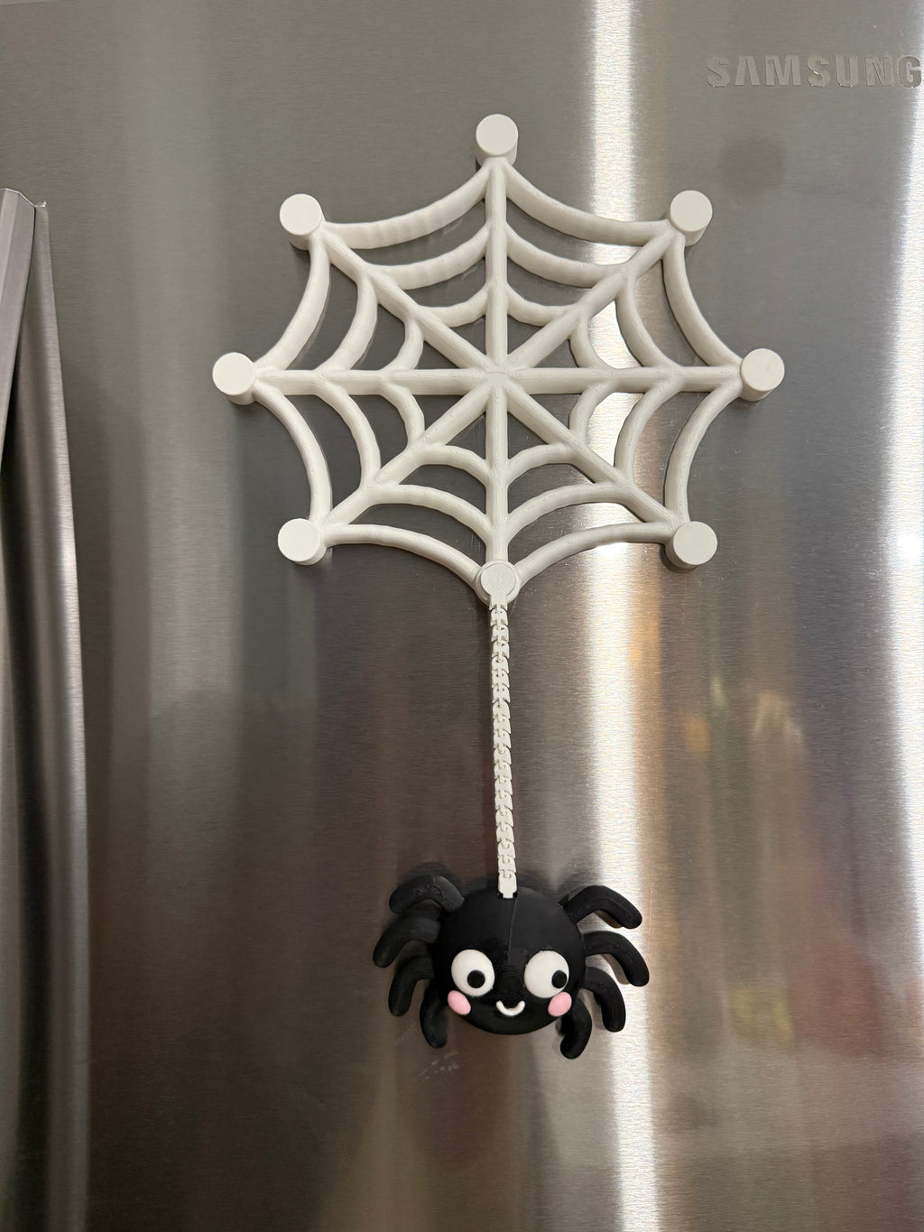 Spinnennetz magnetisch mit schwingender Spinne