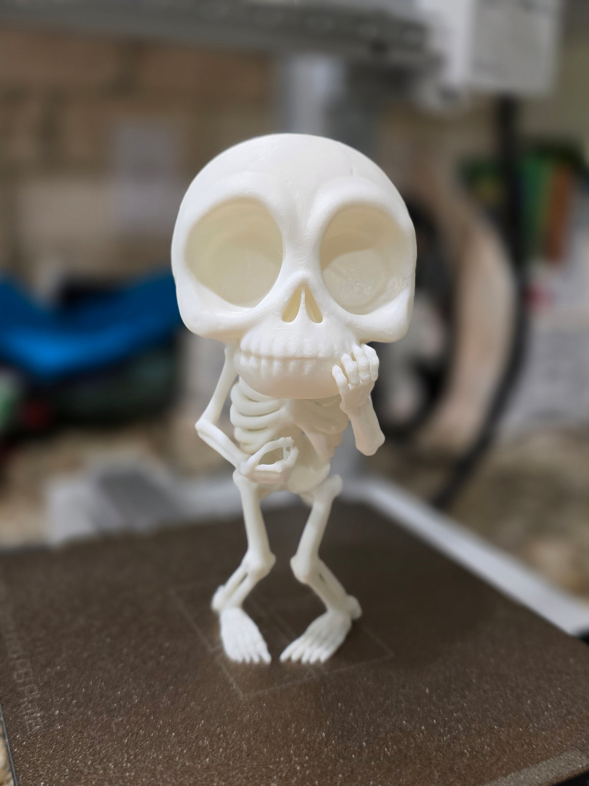 Skelett Figur entspannt schüchtern
