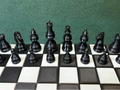 Obsidian Schachset Gegner des Faux-Eichen-Schachsets Schachspiel Miniatur