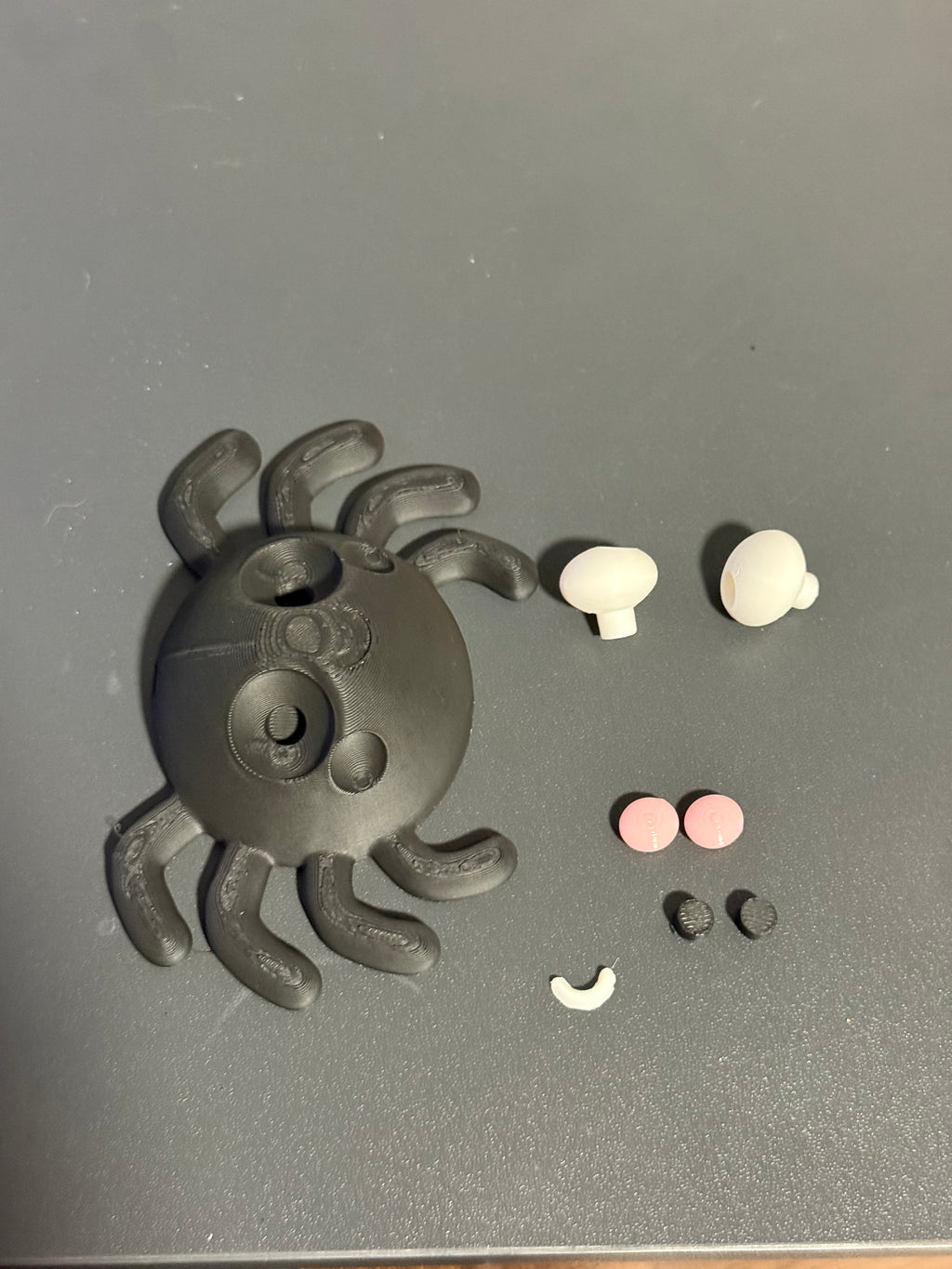 Spinnennetz magnetisch mit schwingender Spinne