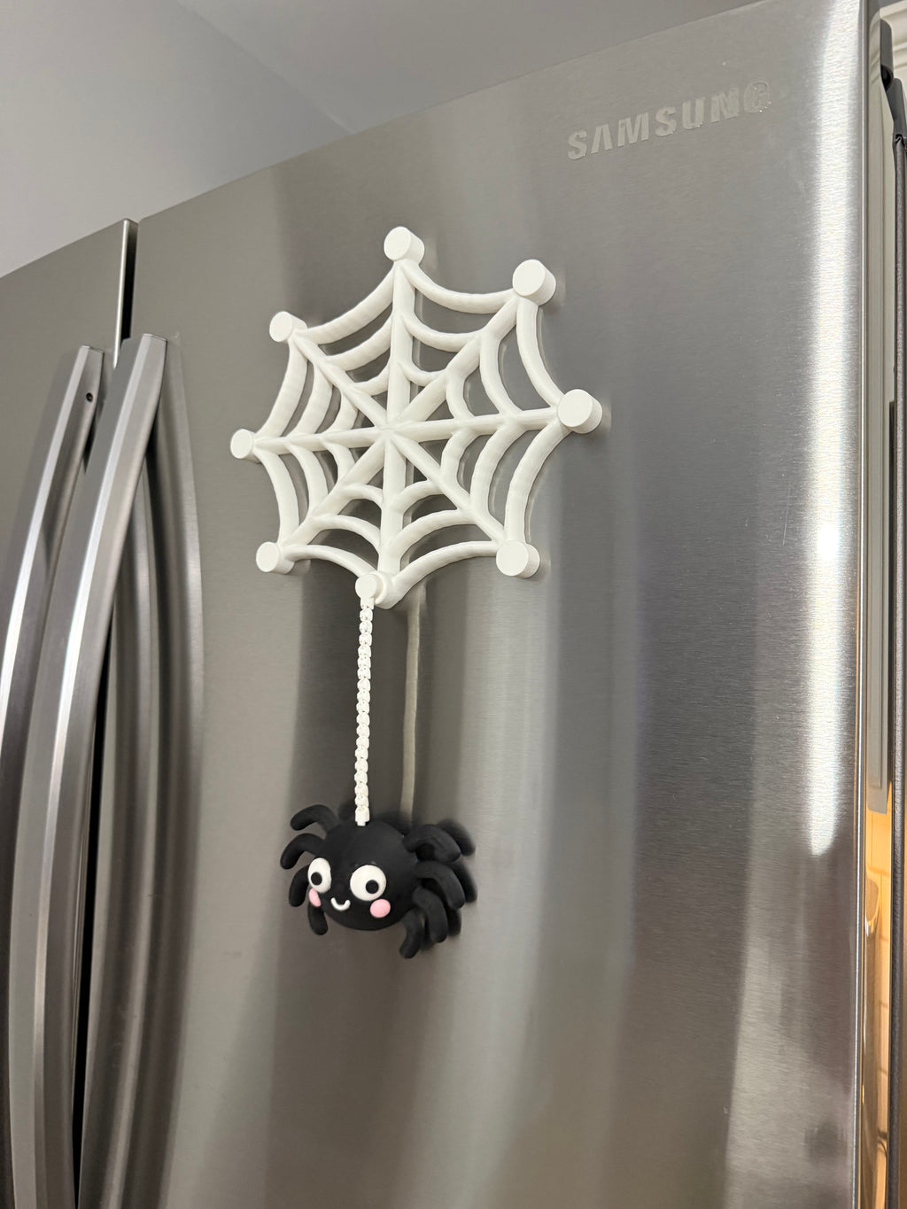 Spinnennetz magnetisch mit schwingender Spinne