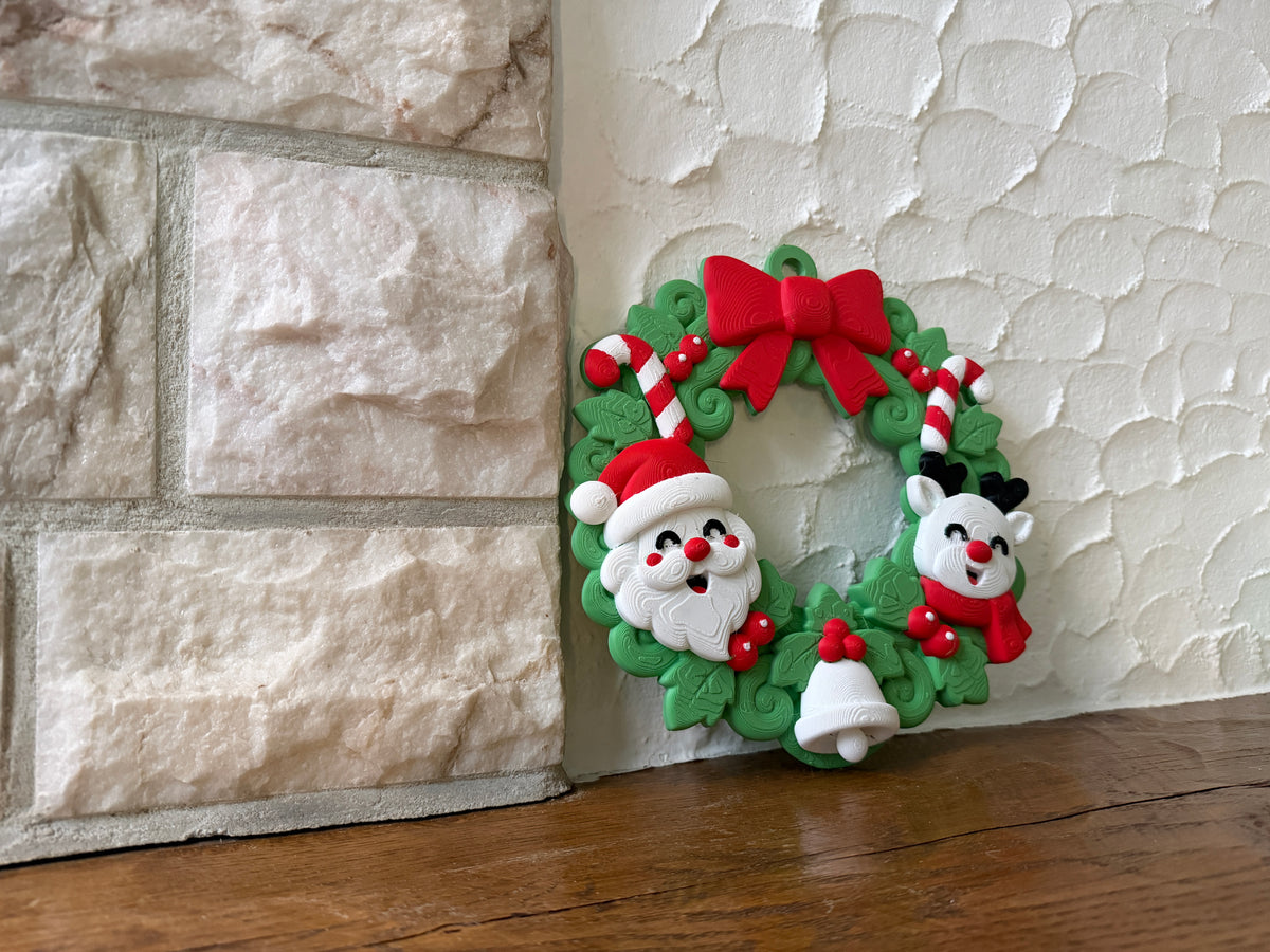 Weihnachtskranz mit Weihnachtsmann und Rentier