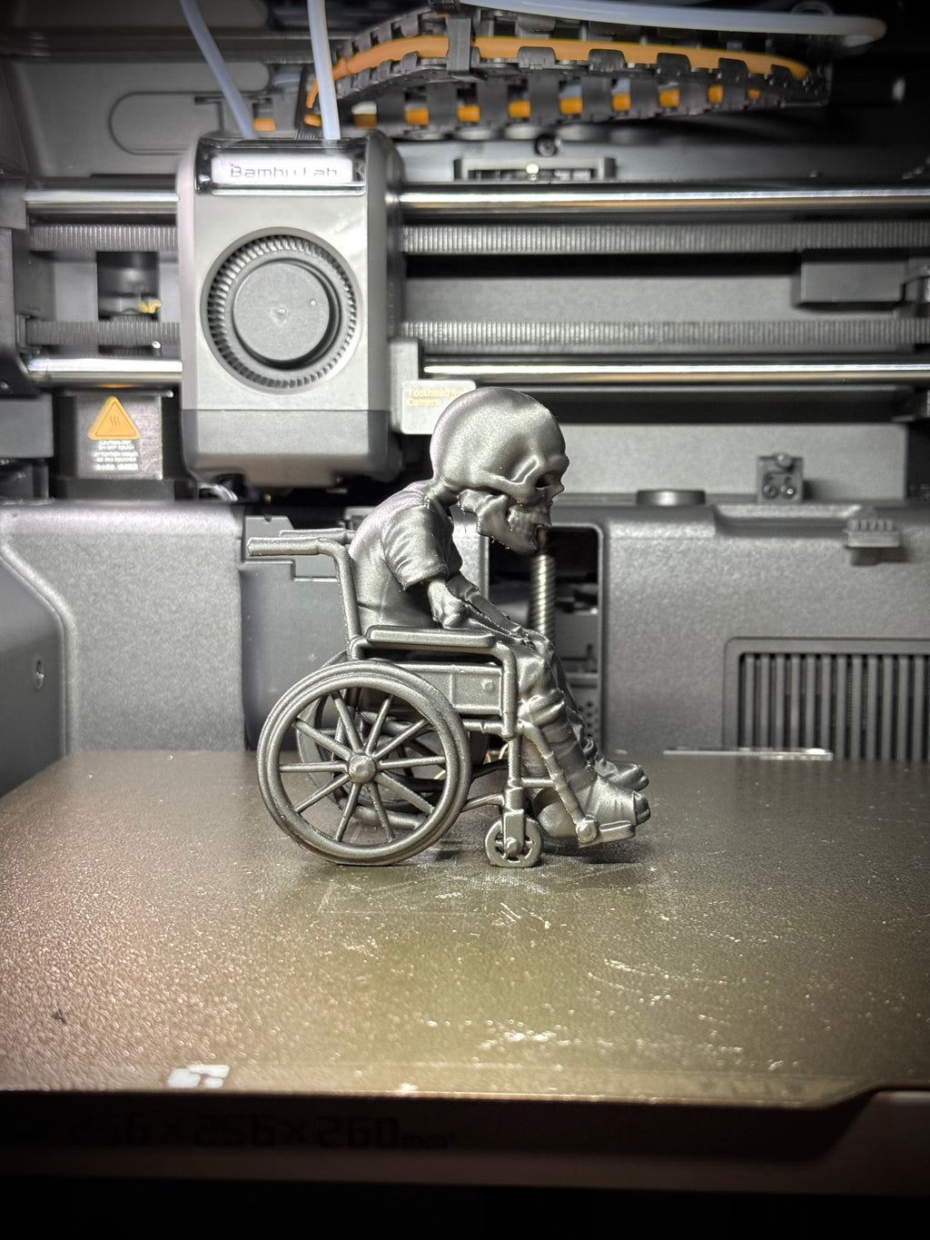 Totenkopf Kantenhocker Rollstuhlfahrer