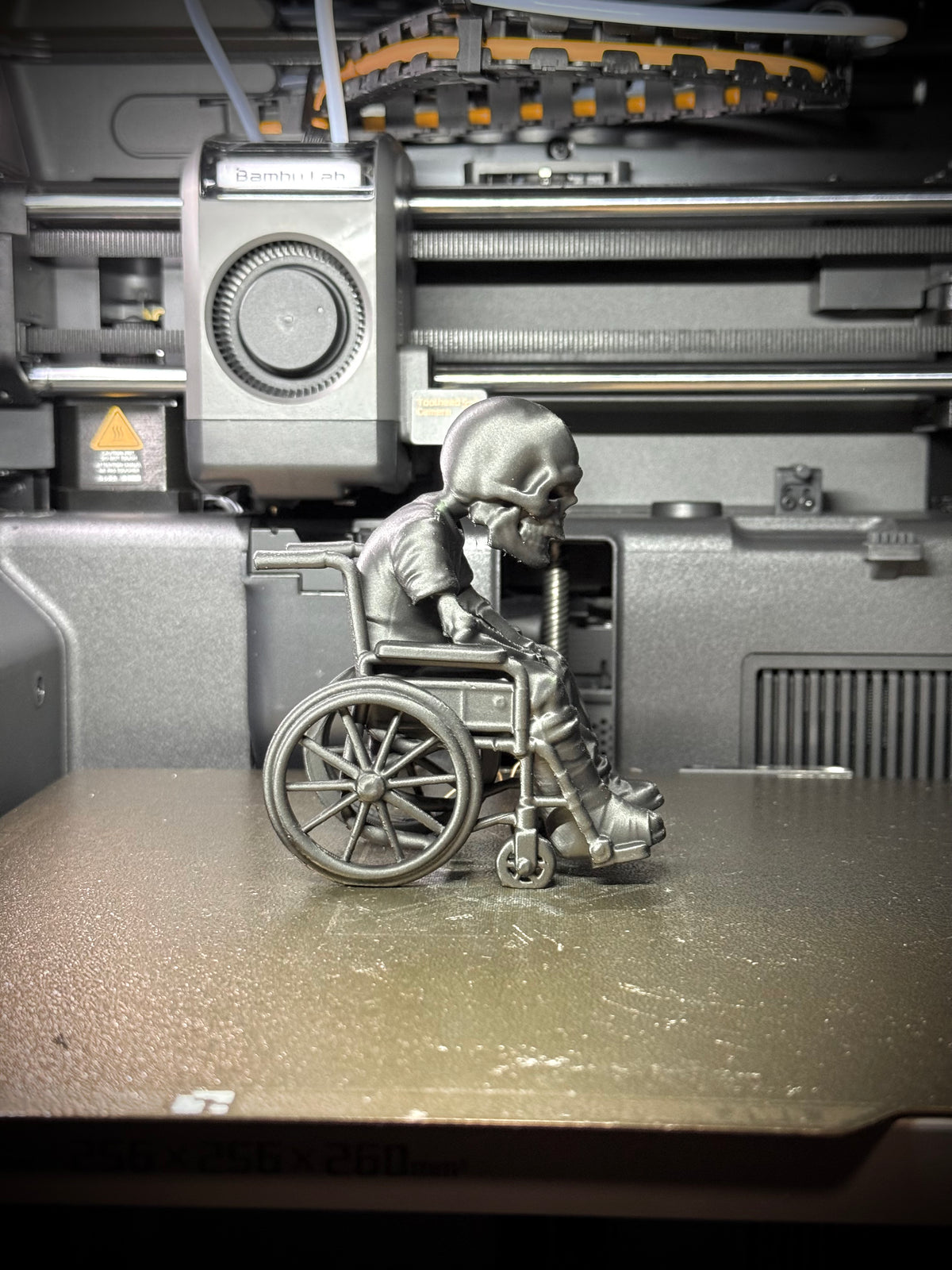 Totenkopf Kantenhocker Rollstuhlfahrer
