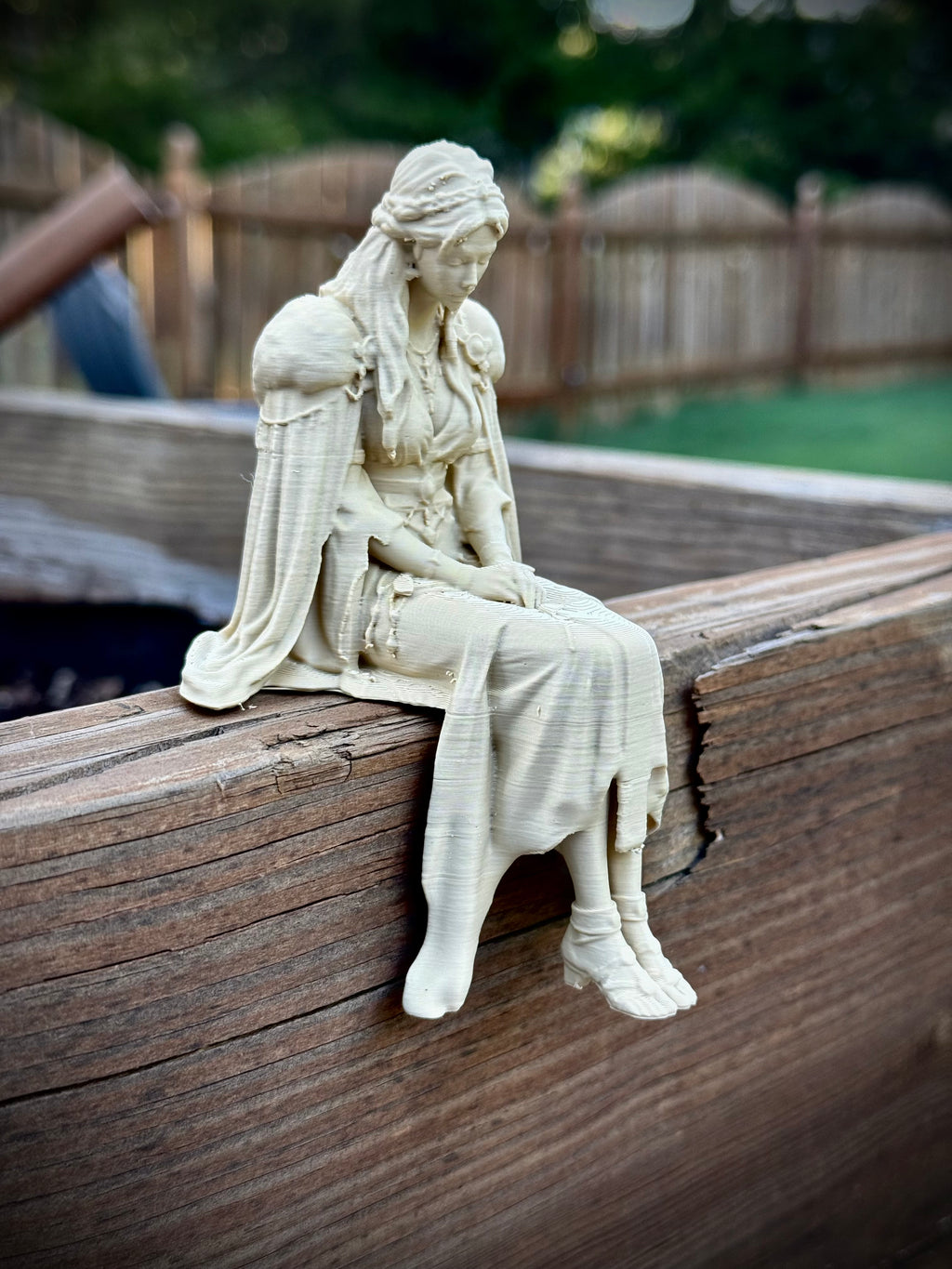 Figur Freya traurig Kantenhocker