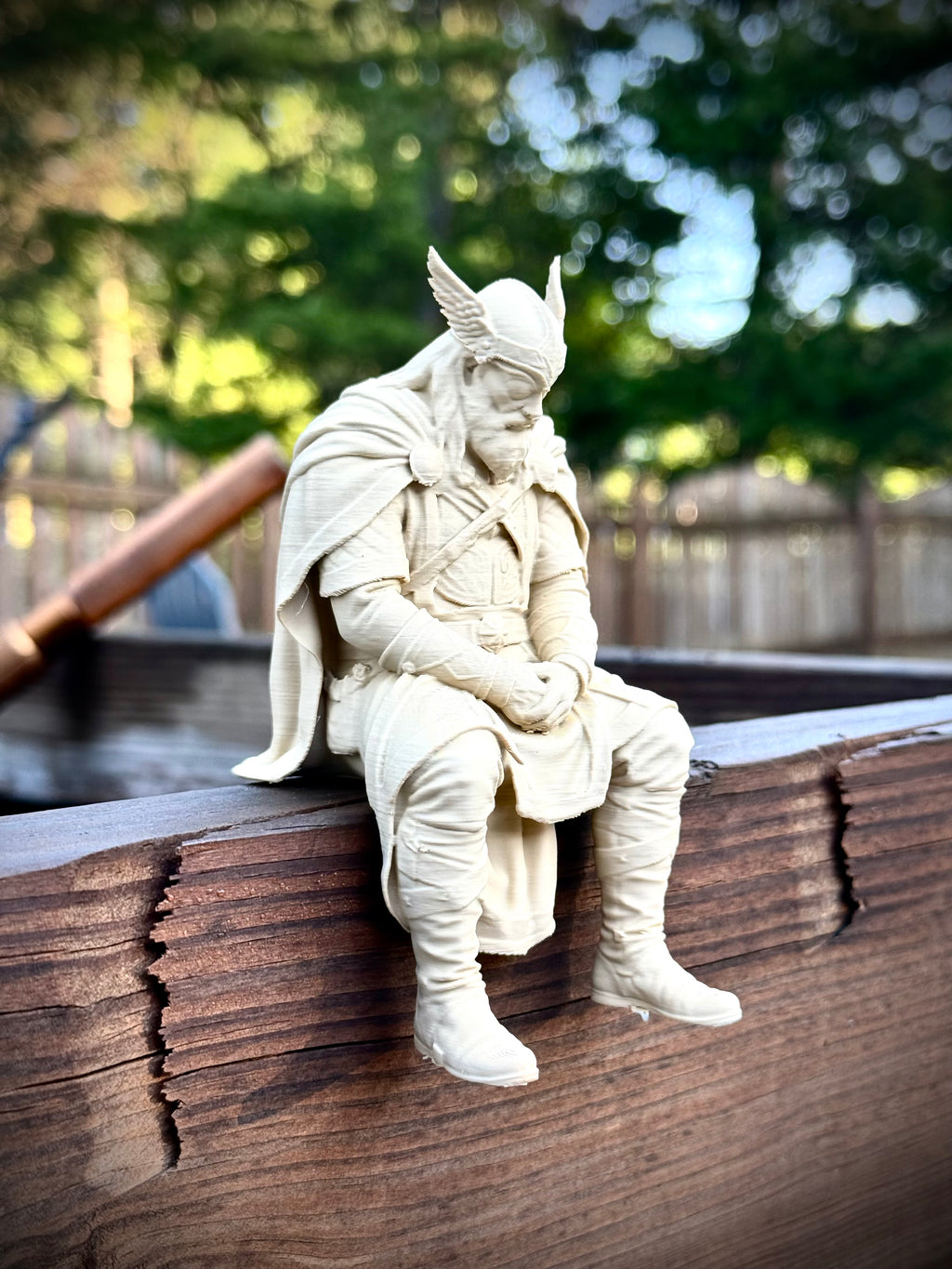 Figur Odin traurig Kantenhocker