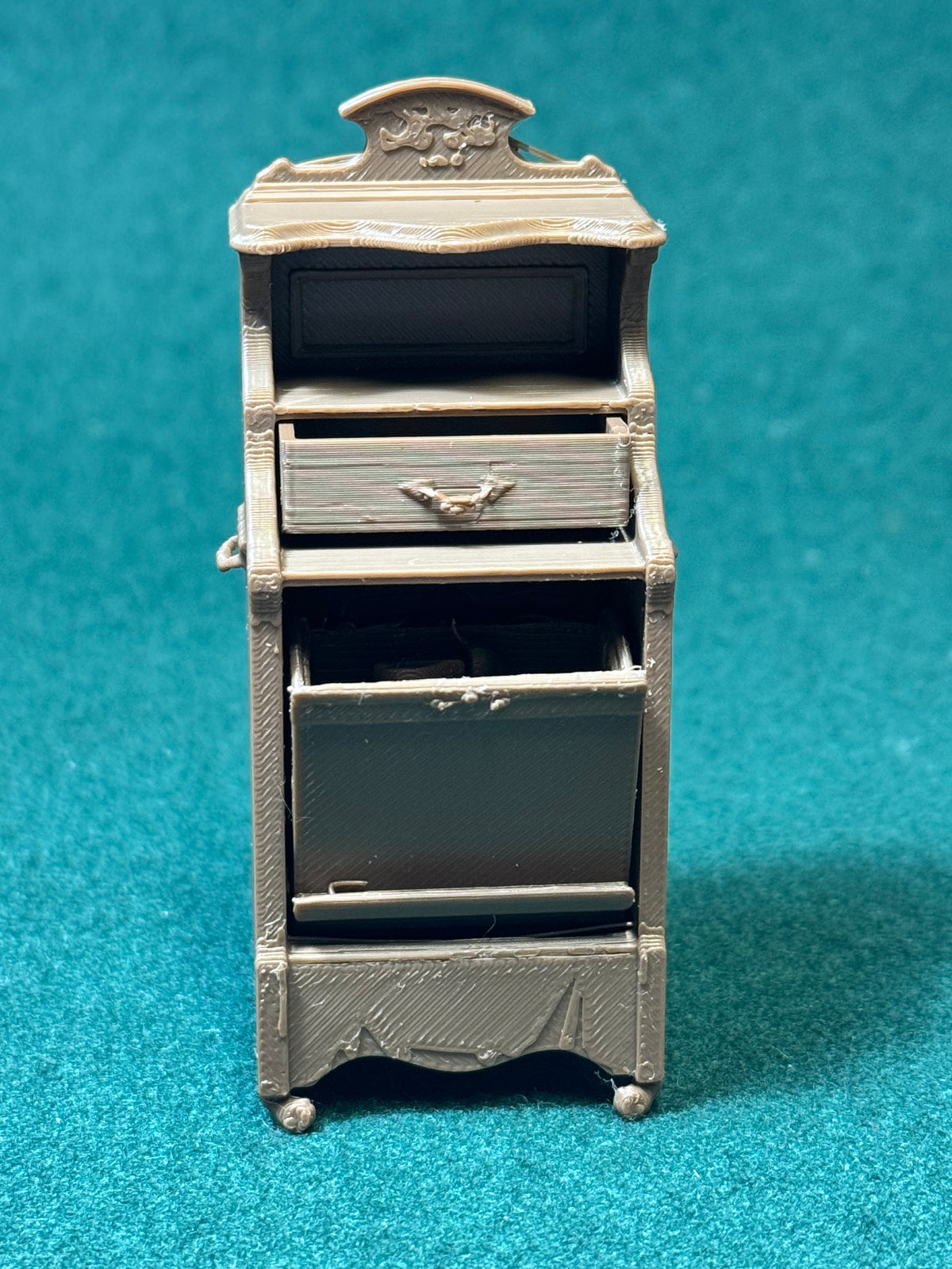 Viktorianischer Kohleschrank 1:12 Puppenhaus Miniatur Valentinstag Liebe