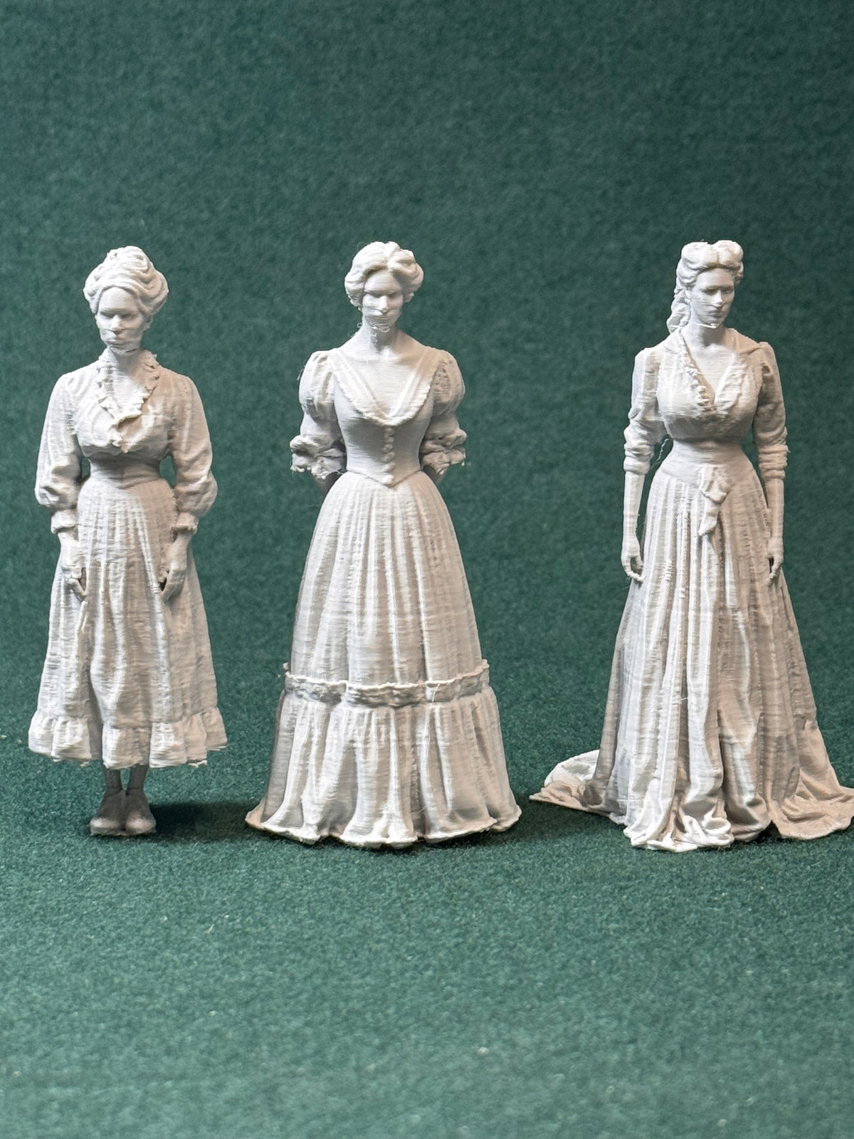 1880er 7 Amerikanische Damen der Oberschicht Figur Deko Statue Puppenhaus