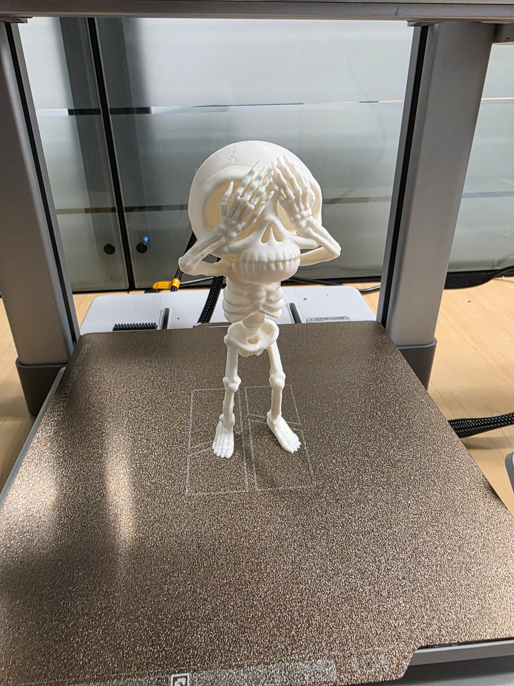 Skelett Figur entspannt nichts sehen