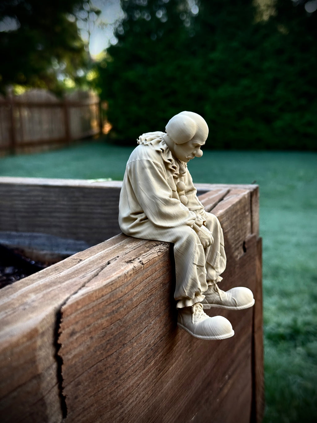 Figur Clown traurig Kantenhocker