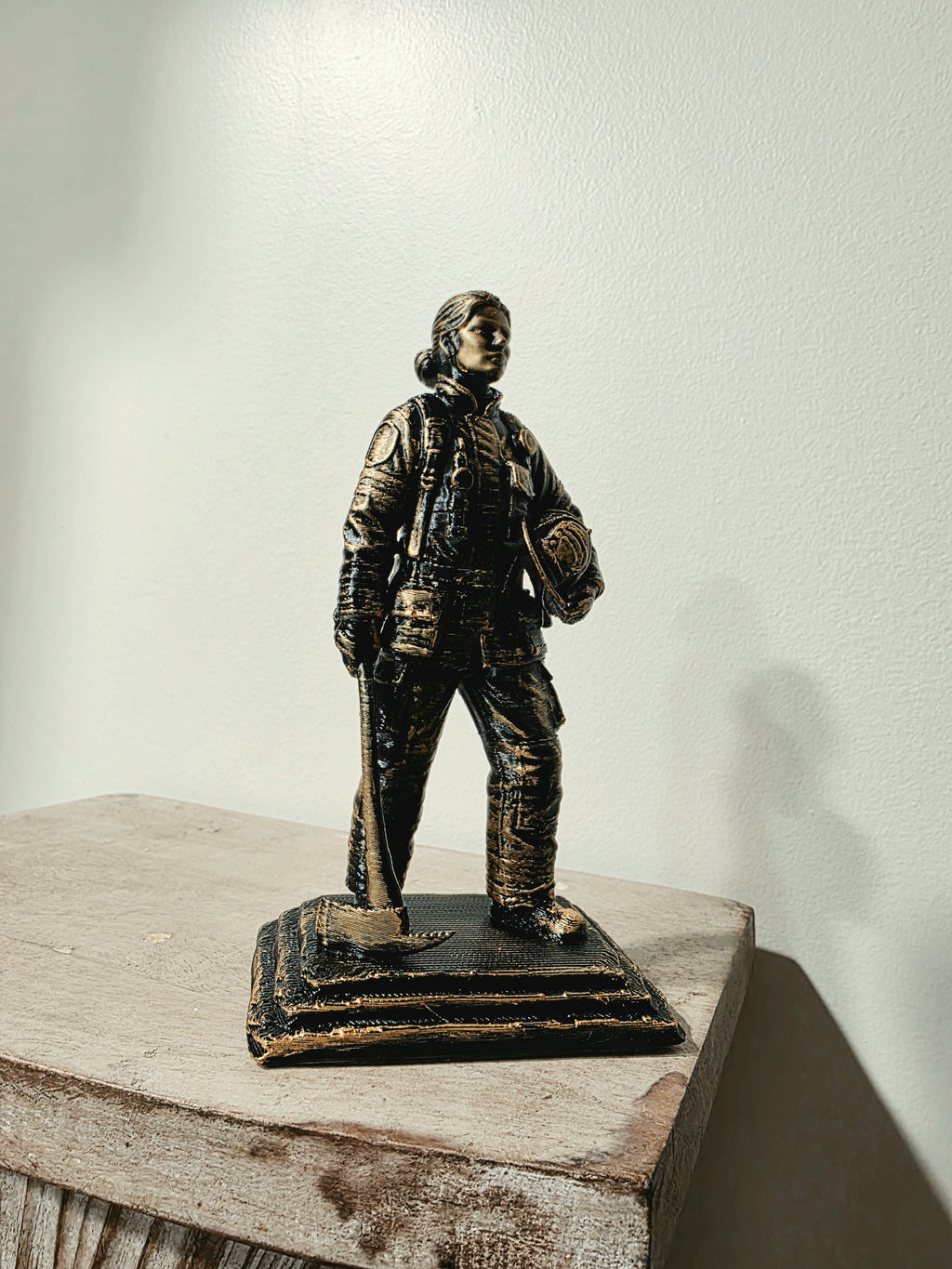 Feuerwehrmann Gedenkfigur stehend