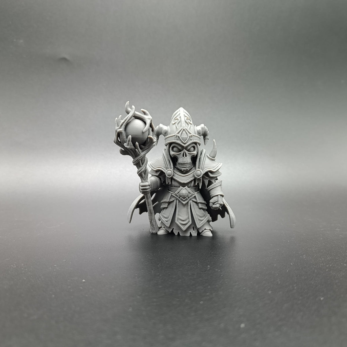 Dunkle Fantasy Untoter Zauberer Skelett-Magier Figur Deko