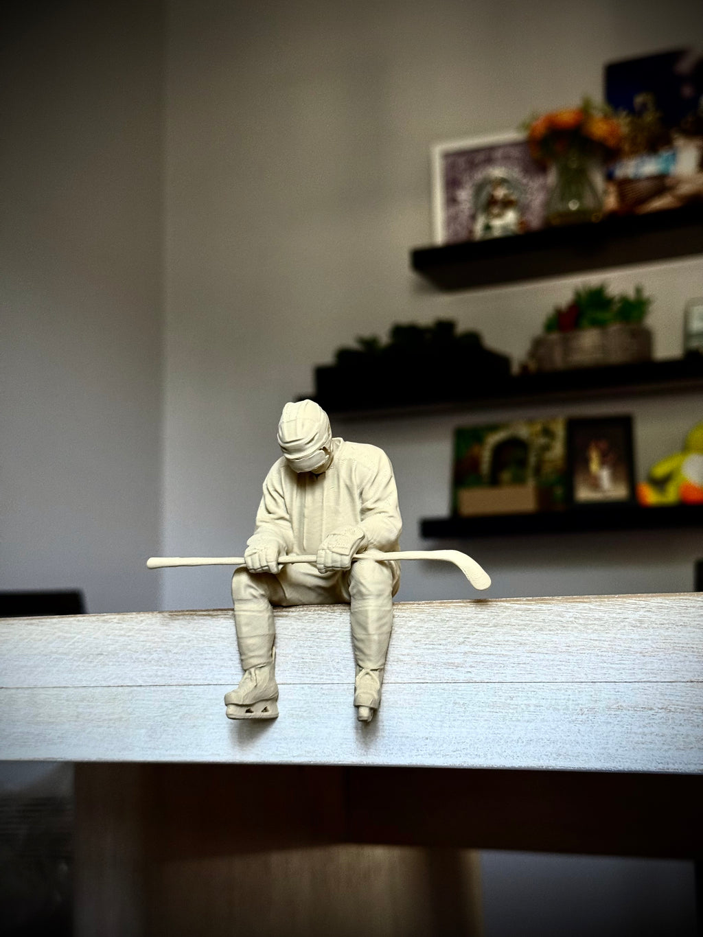 Figur Eishockeyspieler traurig Kantenhocker