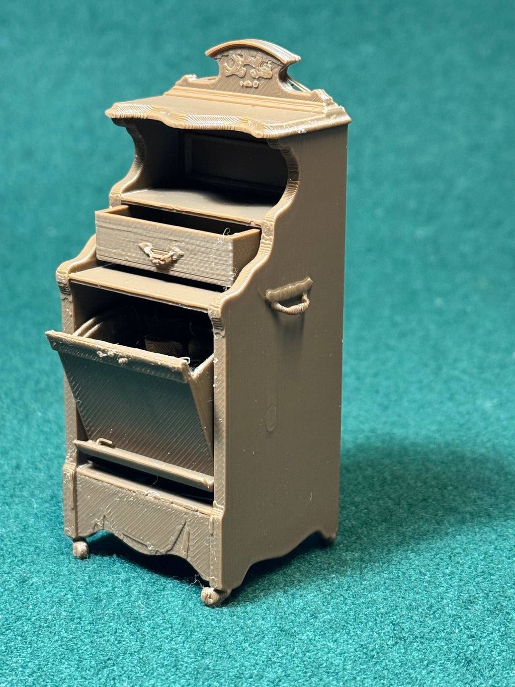 Viktorianischer Kohleschrank 1:12 Puppenhaus Miniatur Valentinstag Liebe