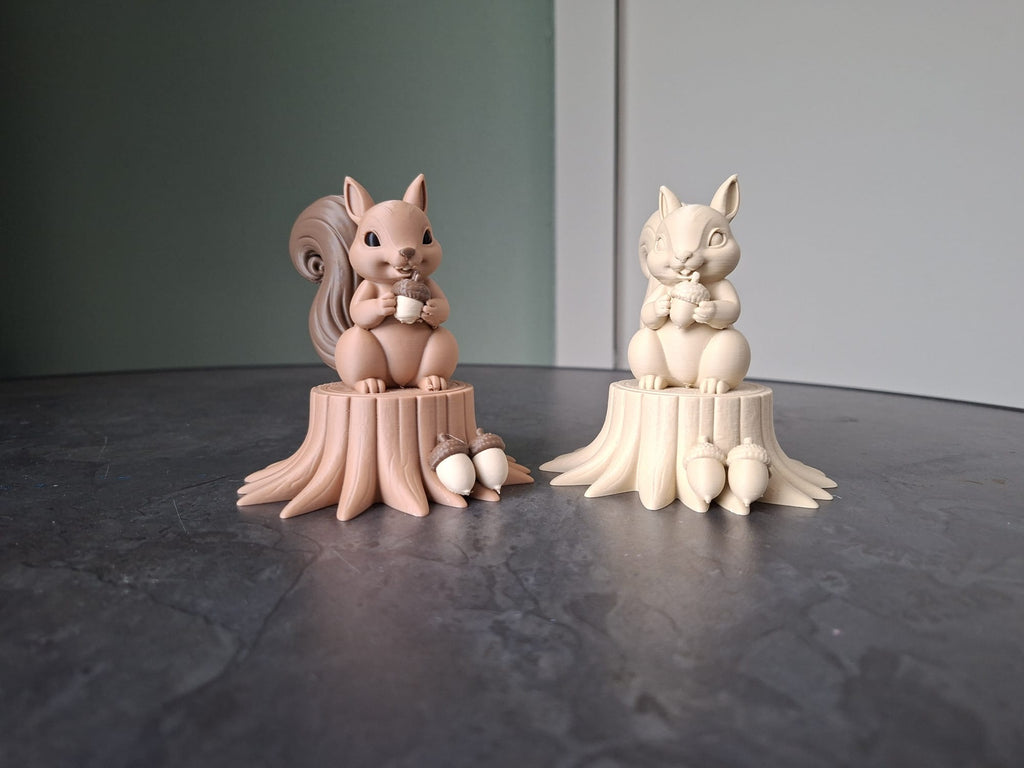Niedliches Eichhörnchen das eine Eichel auf einem Baumstamm hält Figur Deko