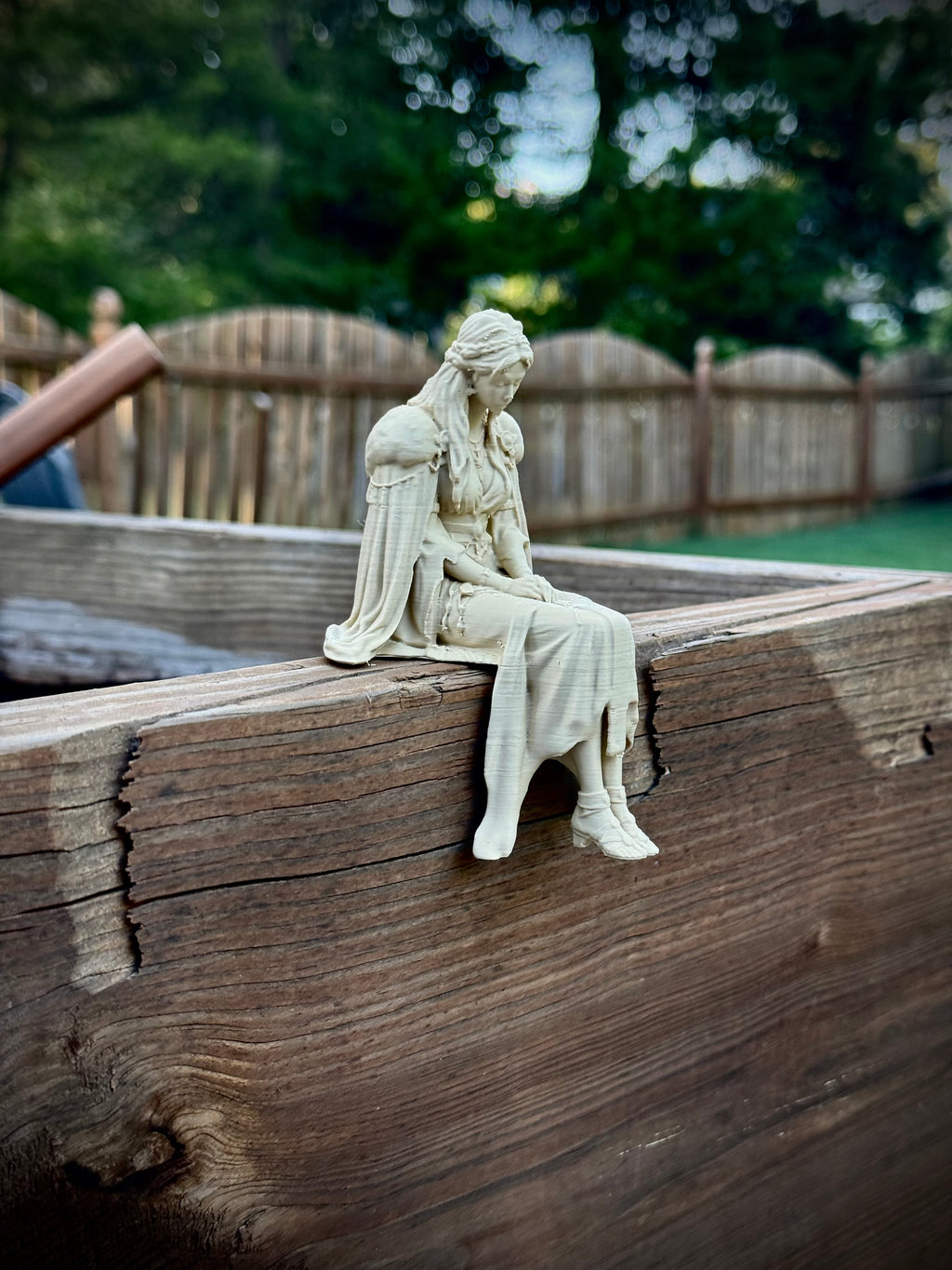 Figur Freya traurig Kantenhocker