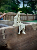 Figur Freya traurig Kantenhocker