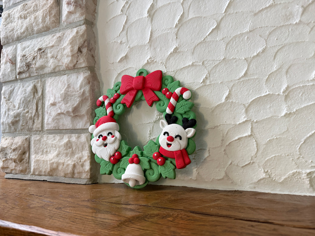 Weihnachtskranz mit Weihnachtsmann und Rentier