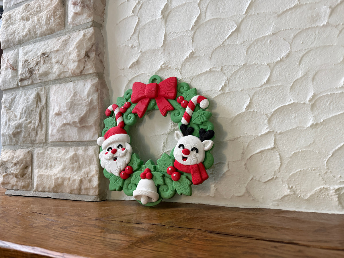 Weihnachtskranz mit Weihnachtsmann und Rentier