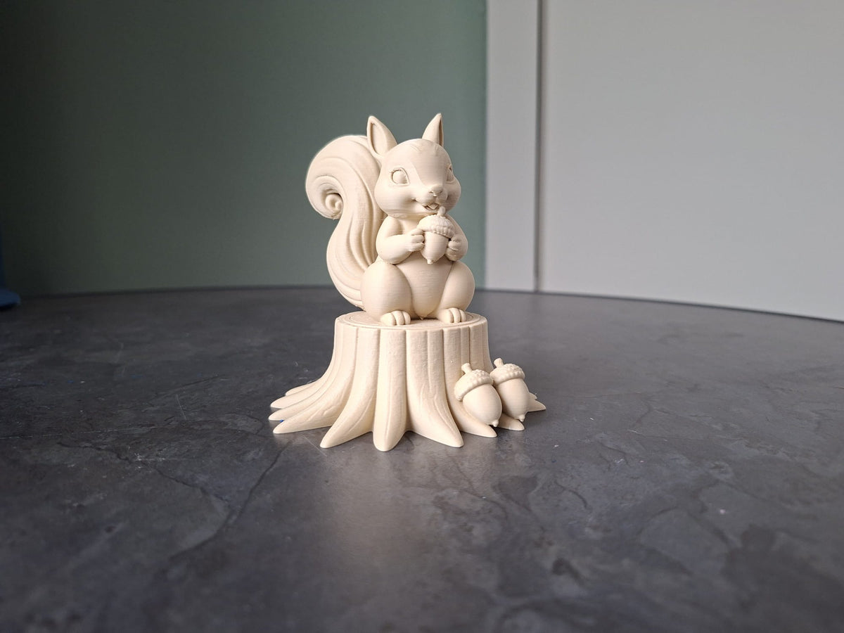 Niedliches Eichhörnchen das eine Eichel auf einem Baumstamm hält Figur Deko