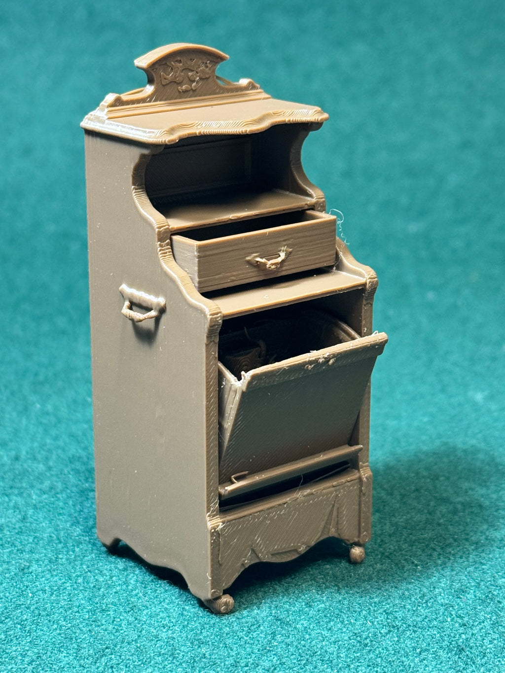 Viktorianischer Kohleschrank 1:12 Puppenhaus Miniatur Valentinstag Liebe